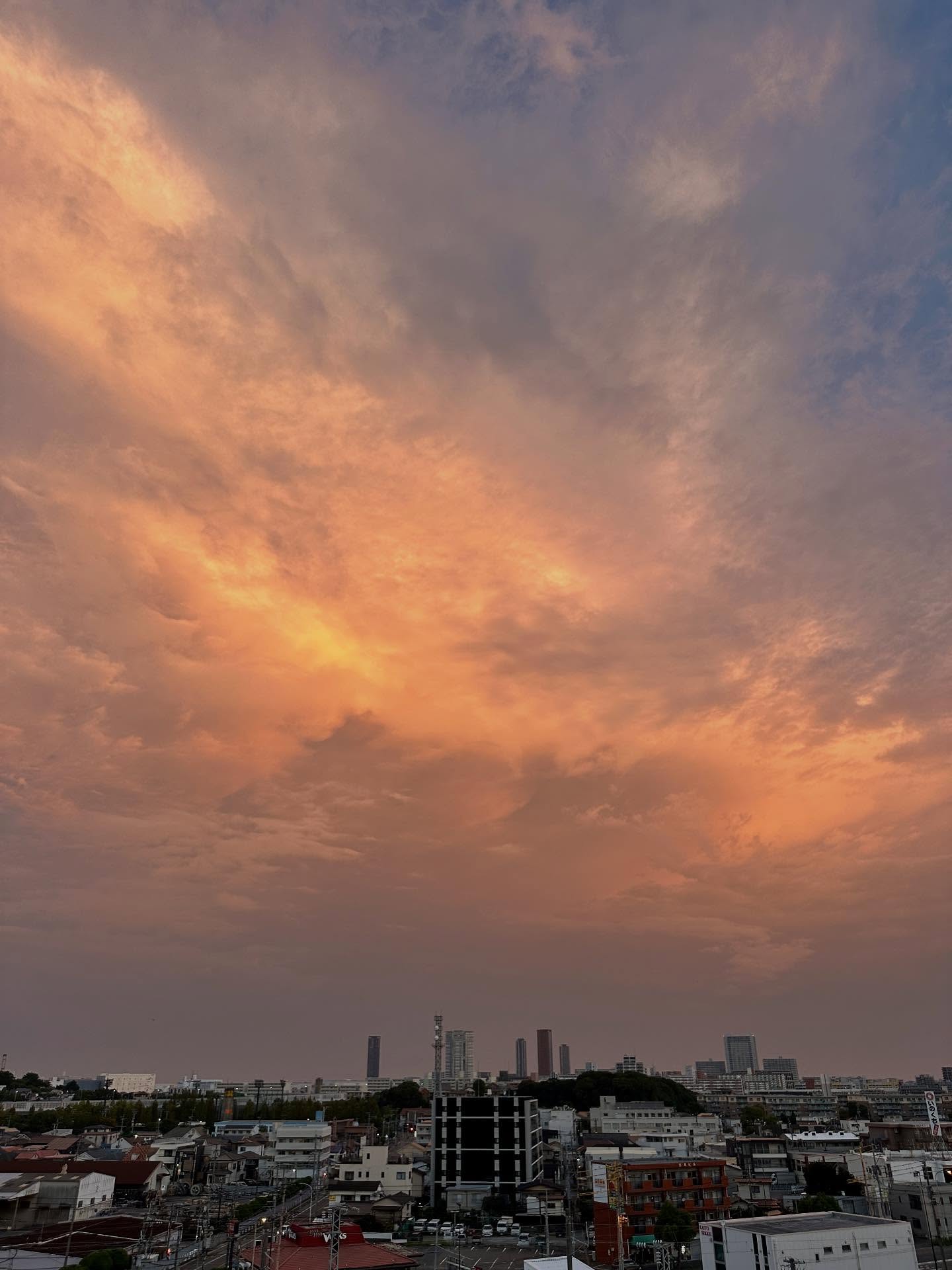 雲、地平線、たそがれの画像のようです