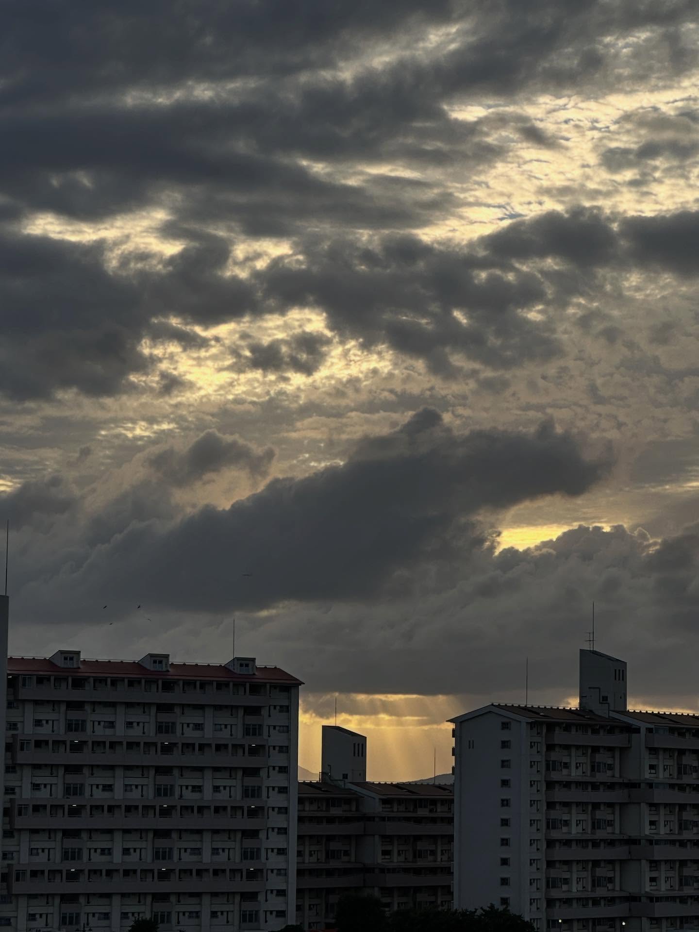雲、たそがれの画像のようです