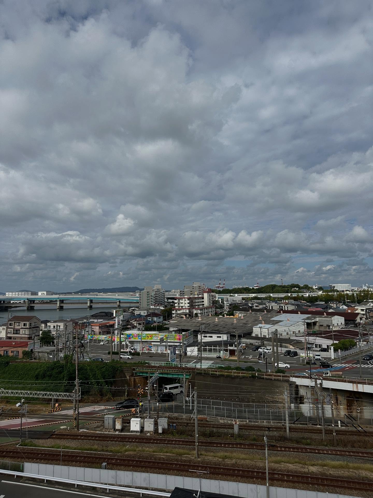 石油精製所、雲の画像のようです