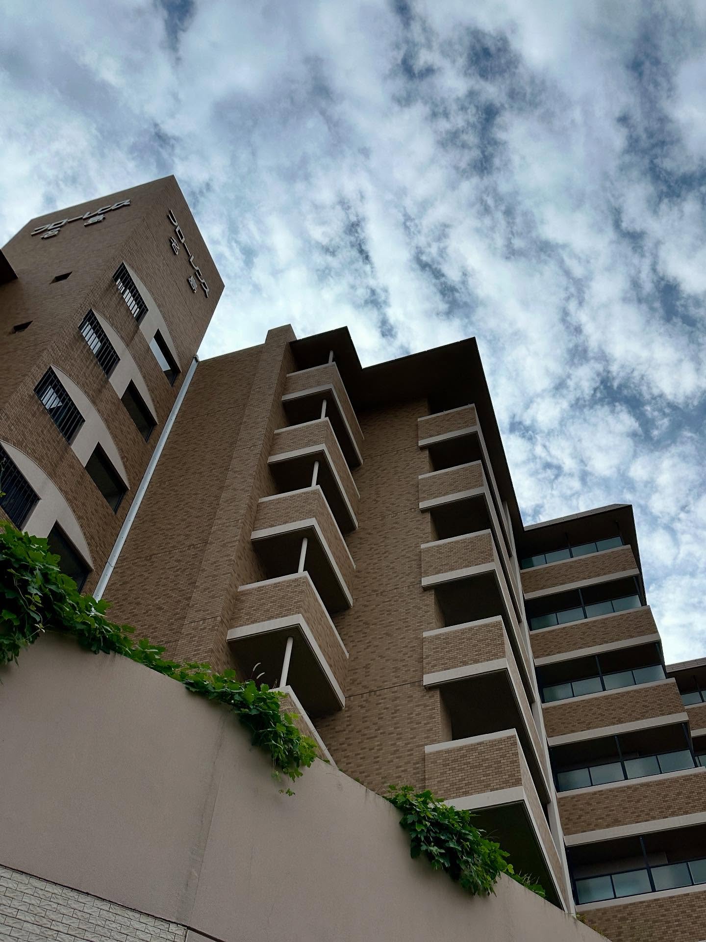 雲、高層ビルの画像のようです