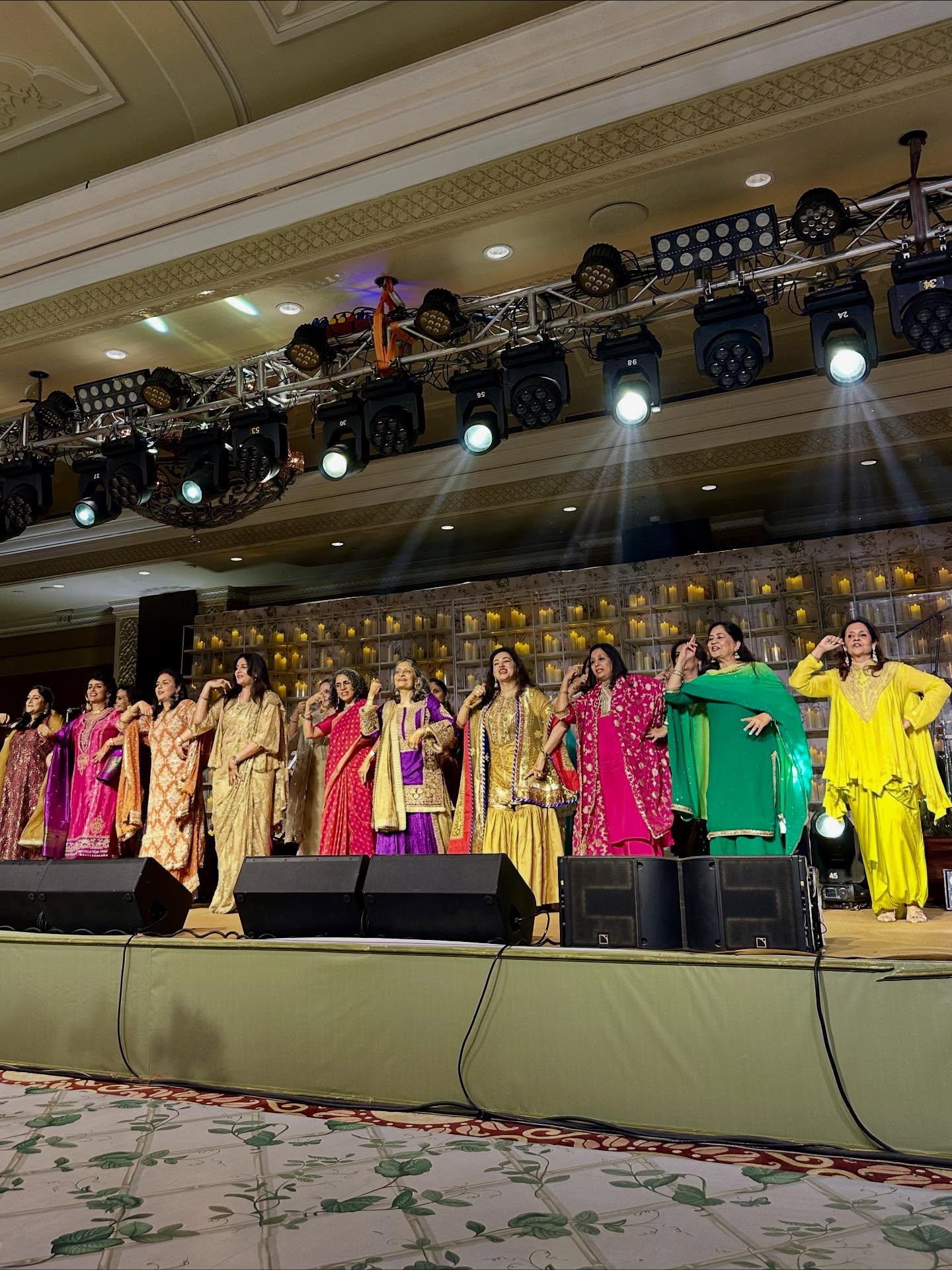 1人以上、演壇、テキストの画像のようです