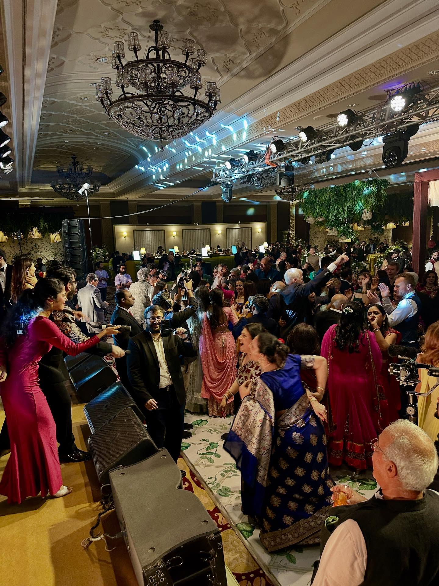 キャンドルホルダー、照明器具、群衆、結婚式の画像のようです