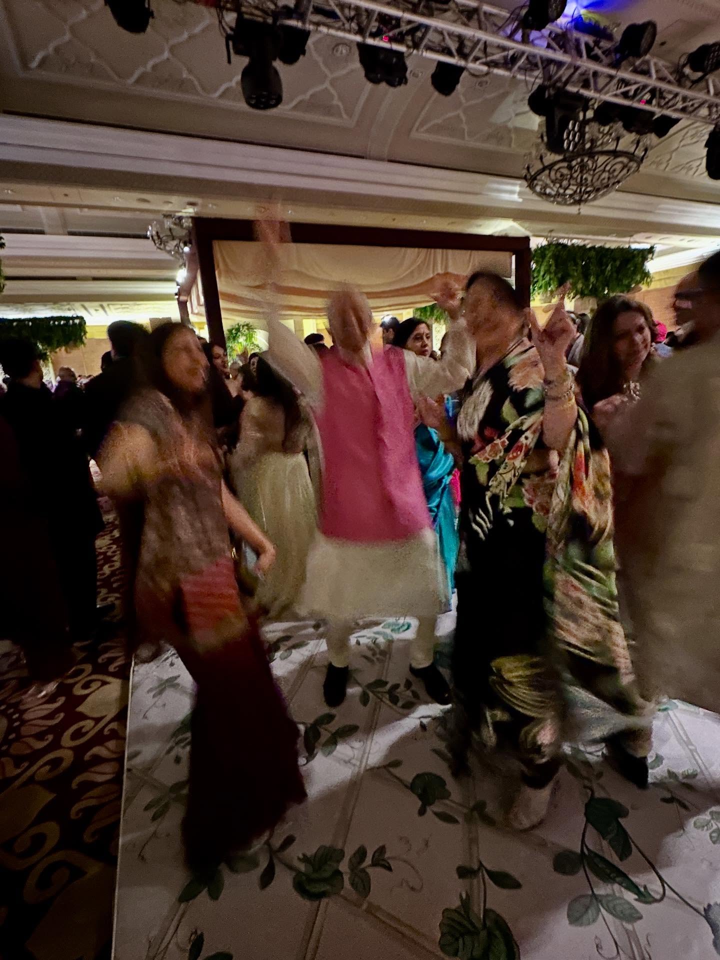 ダンス、結婚式の画像のようです