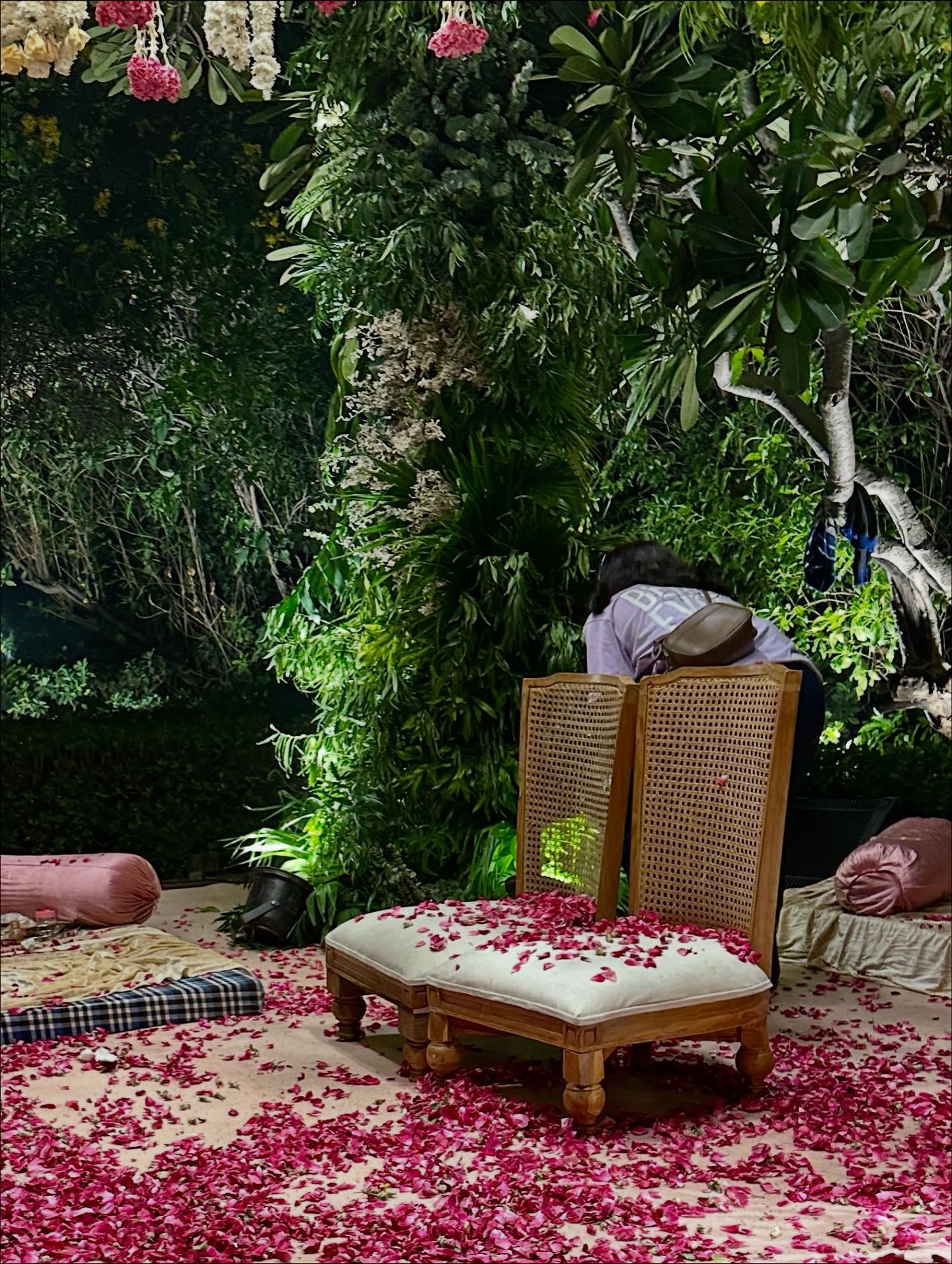 花、演壇の画像のようです