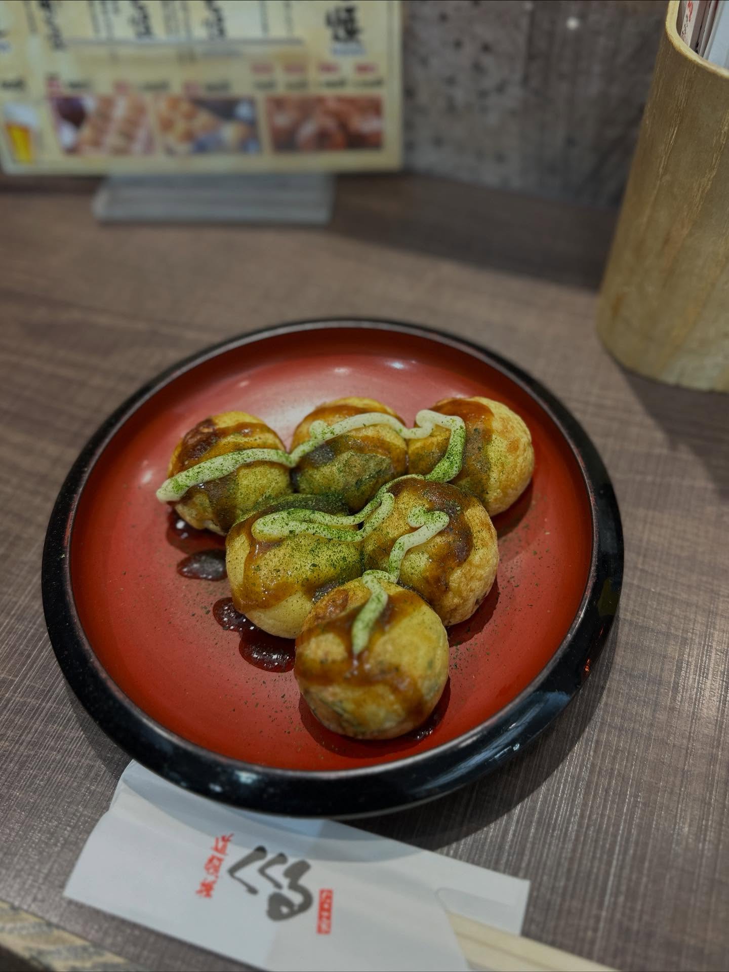 コロッケ、寿司、テキストの画像のようです