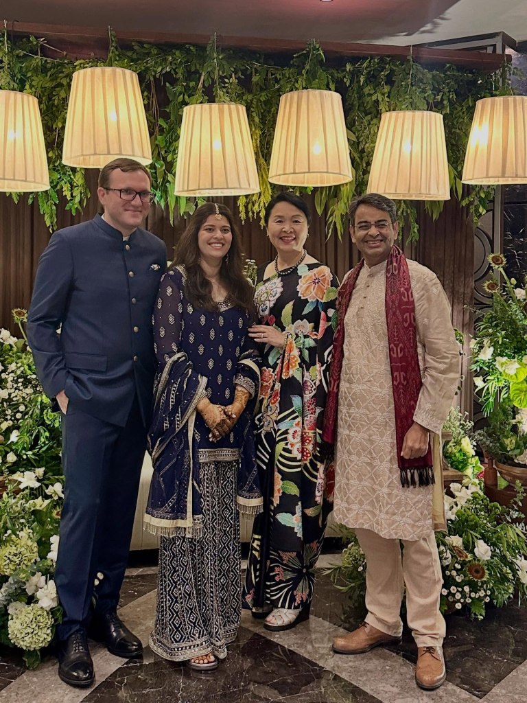 1人以上、スーツの画像のようです