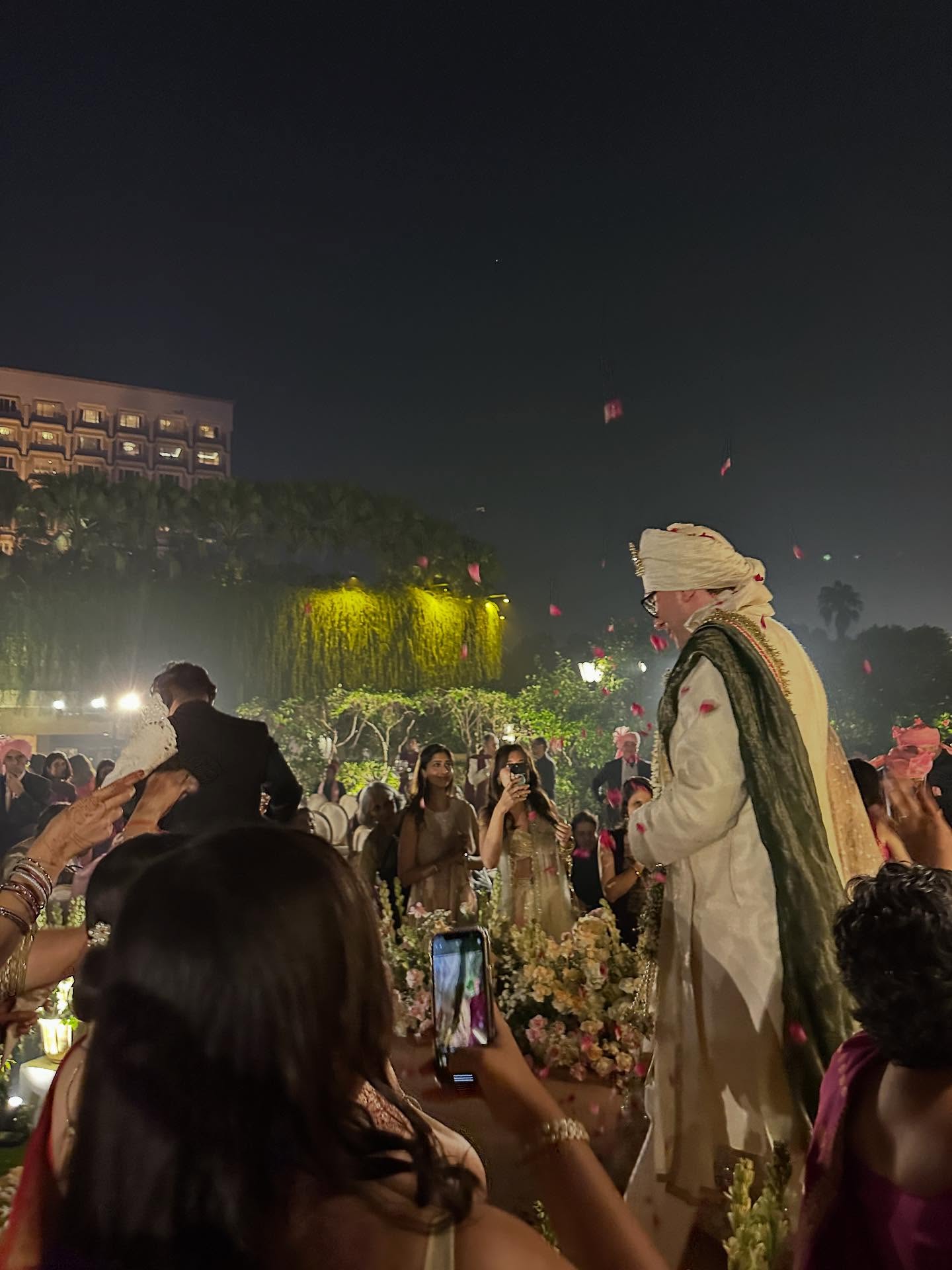 群衆、結婚式の画像のようです