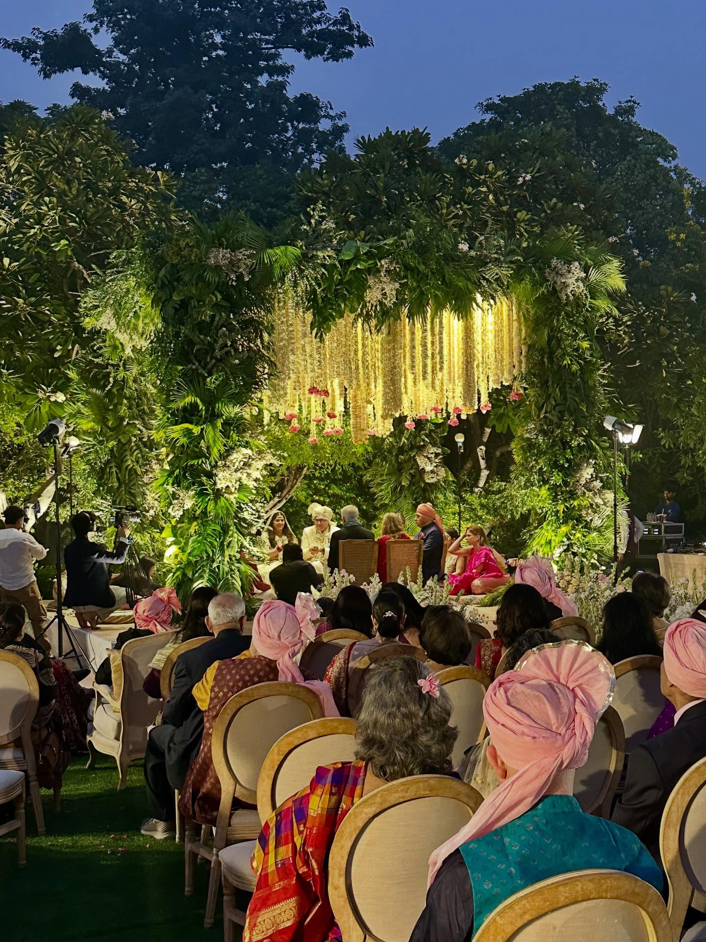 照明器具、演壇、結婚式の画像のようです