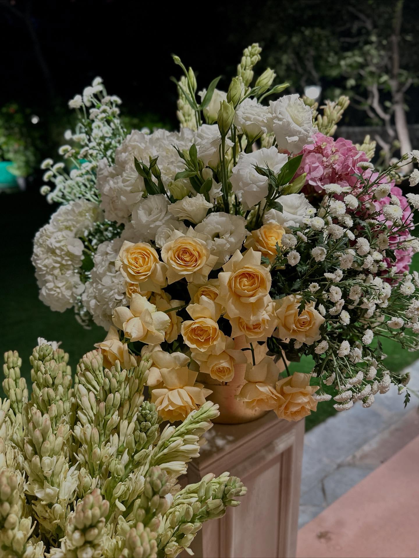 ボタン、ユーストマ、カスミソウの画像のようです