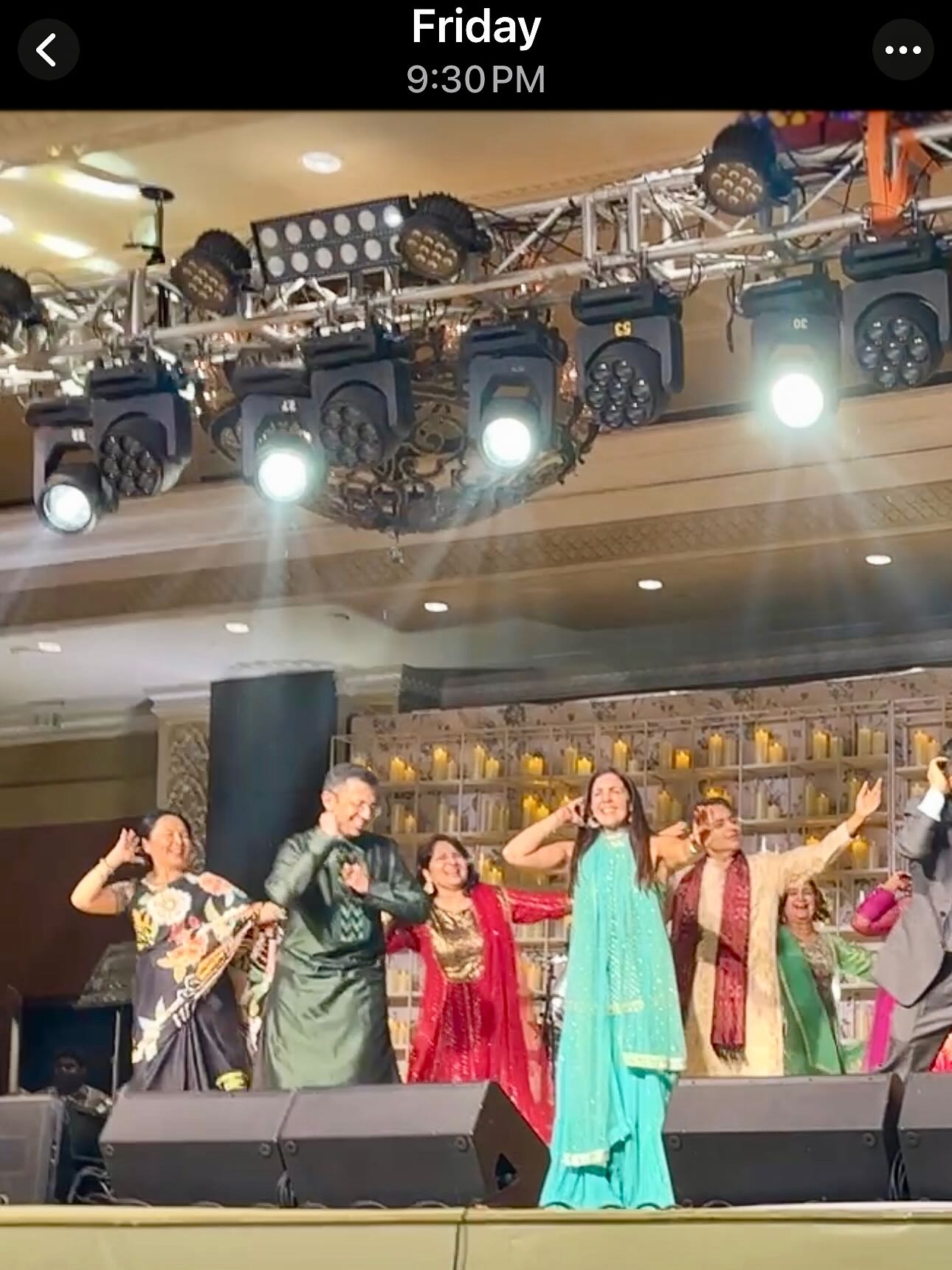 バイオリン、、「Friday 9:30PM」というテキストの画像のようです