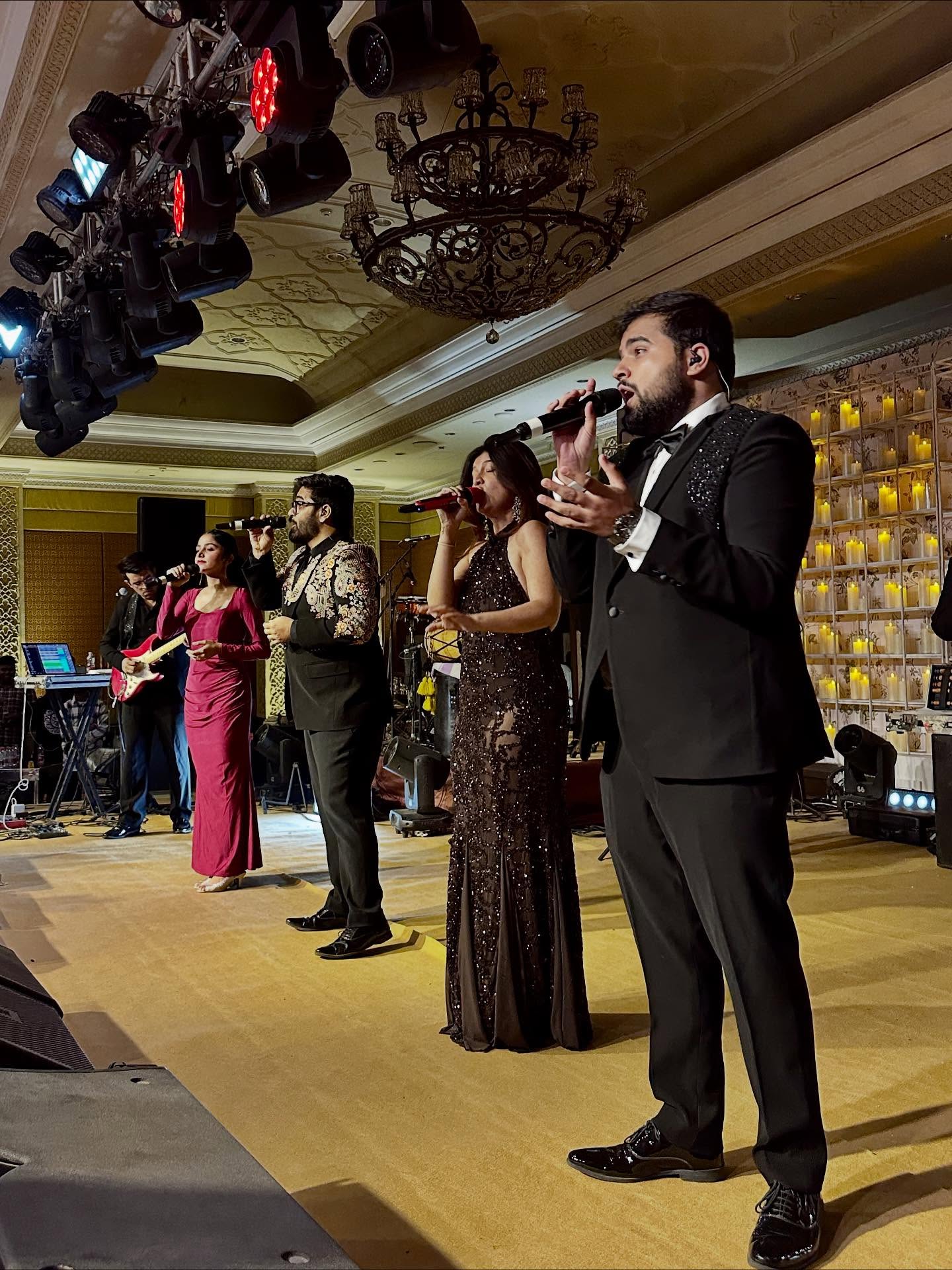 1人以上、バイオリン、照明器具、サクソフォン、結婚式の画像のようです