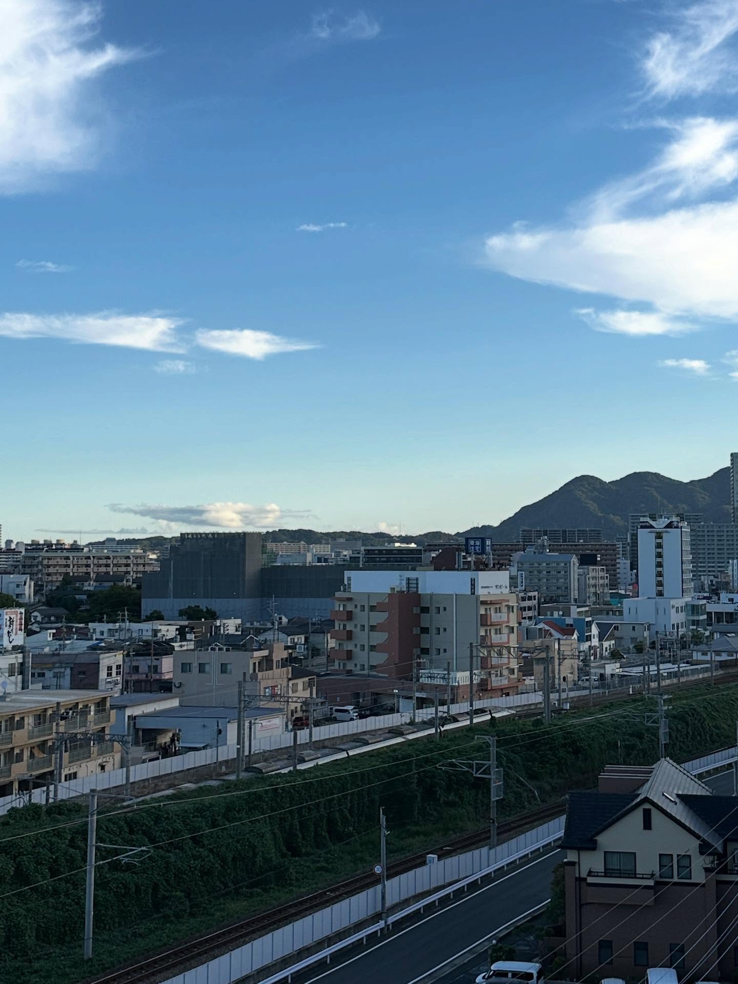 雲、地平線、たそがれの画像のようです