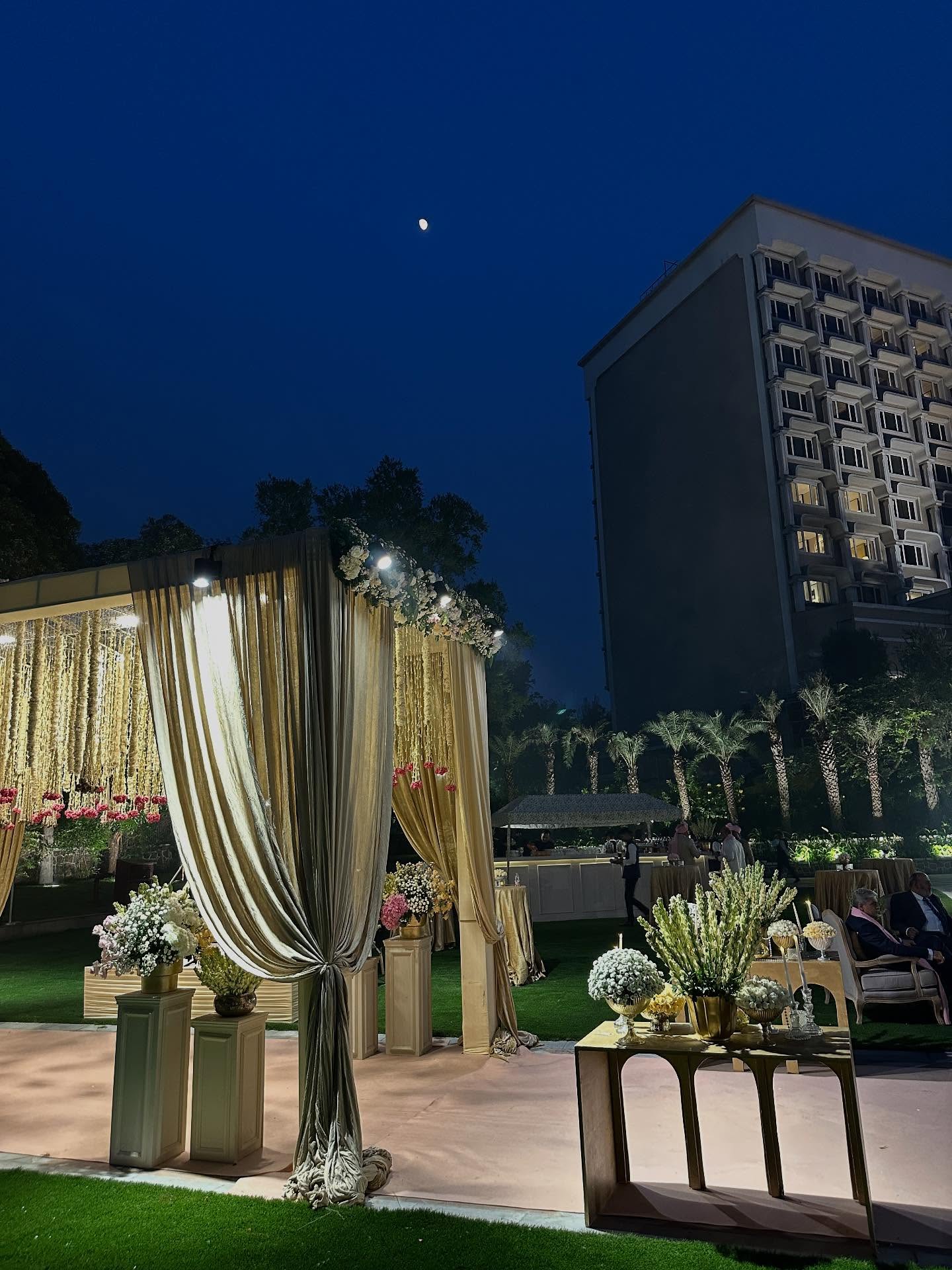 照明器具、演壇の画像のようです