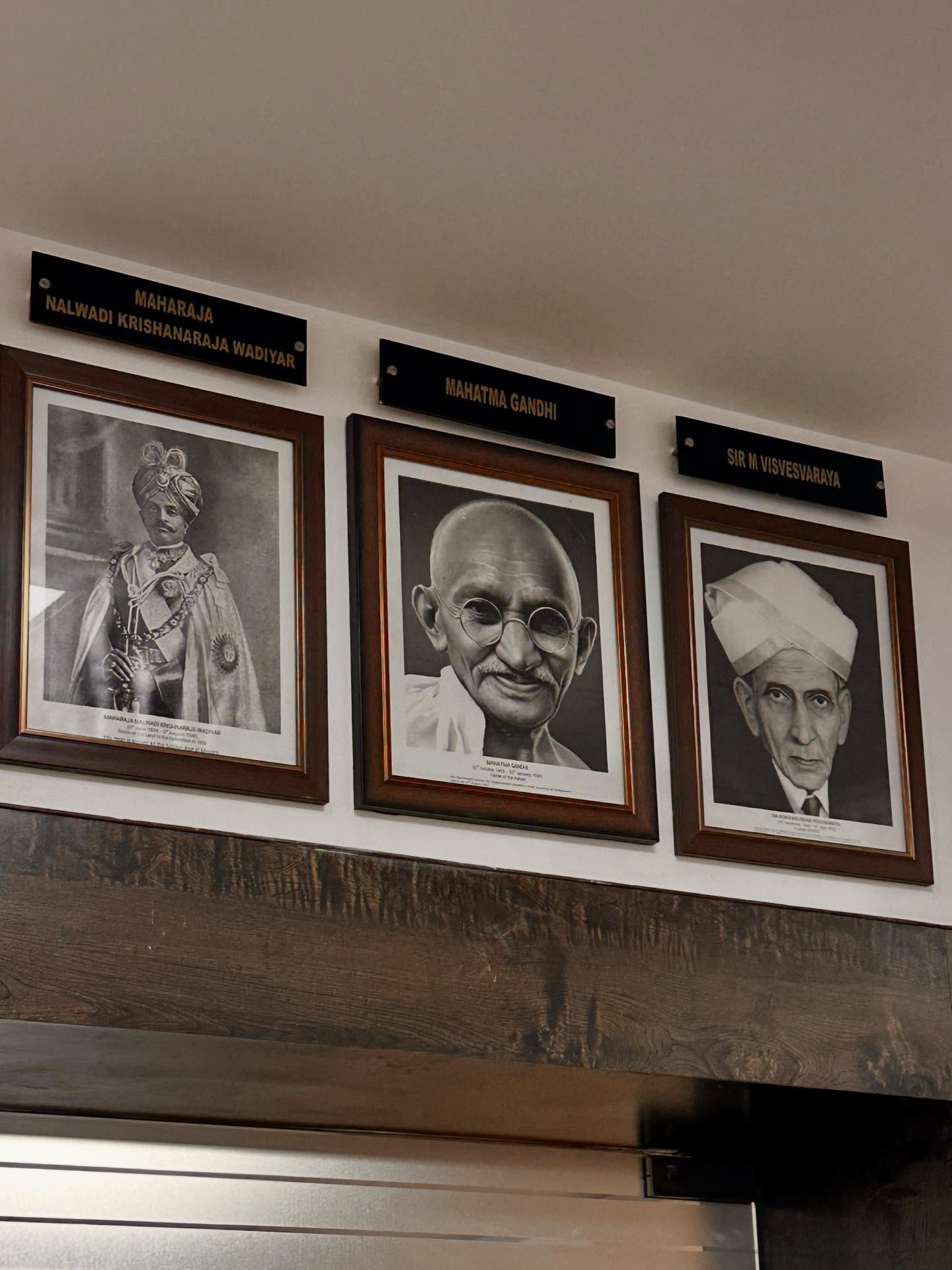 屋内、暖炉前の画像のようです