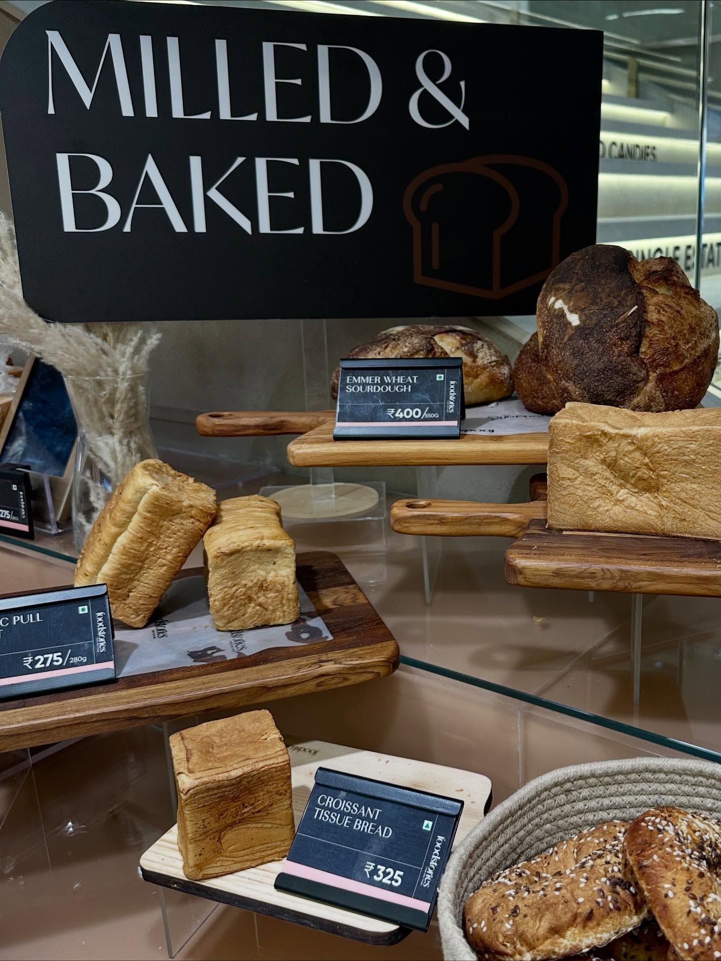 バゲット、ライ麦パン、、「MILLED & BAKED DCANDIES ALEE E EMMER WHEAT SOUR DURDOUGH 0 ￥400/. 0 PULL ₹275/0 200g TISSUE BREAD AD CROISSANT A aAypoKи pody 325」というテキストの画像のようです