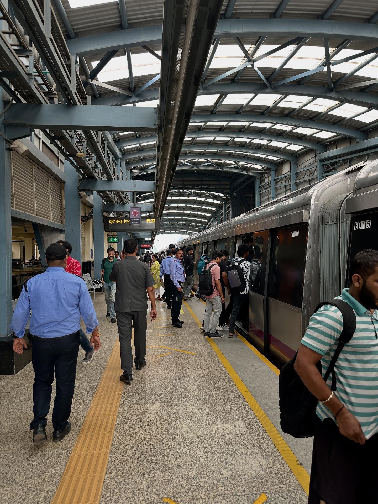 1人以上、電車の画像のようです