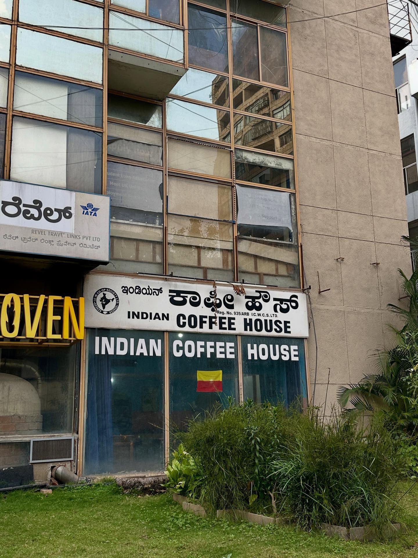 、「ರೆವೆಲ್ 梅 JATA REVEL TRAVE LINKS PVTLTO ರೆವೆಲ್ ಟ್ರಾವೆಶ್ 0o린) ಸ್ಮಮೇಟ್ ಲಿಮోಟోధ್ధా OVEN ಇಂಡಿಯನ್ ಕಾಪೀ ಕಾಪೀಹా. E.WCS.LTE .S.LTB ಸ್ INDIAN COFFEE R35ARB TRug, వౌ C.W.C.S.LTb. HOUSE INDIAN COFFEE HOUSE」というテキストの画像のようです