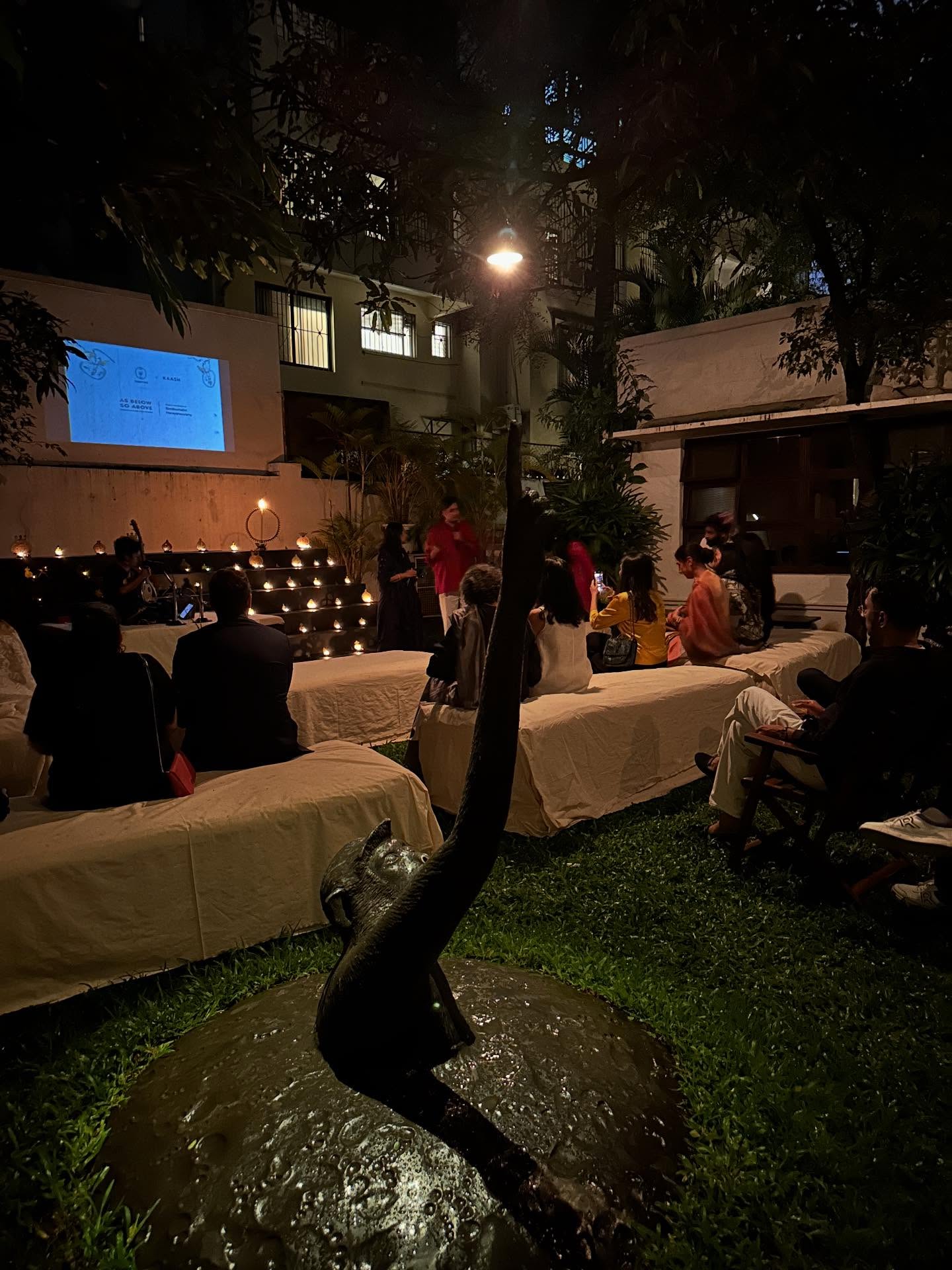 ダンス、ヨガ、キャンドルホルダーの画像のようです