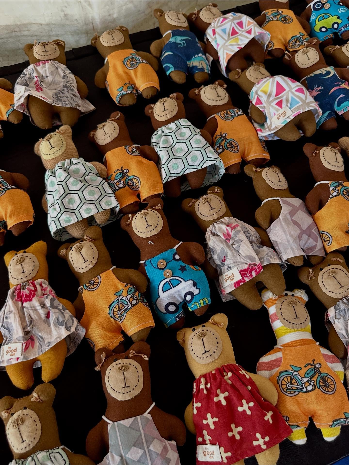 ジンジャーブレッドクッキー、おもちゃ、レース、、「산 God မေ good เาท good good」というテキストの画像のようです