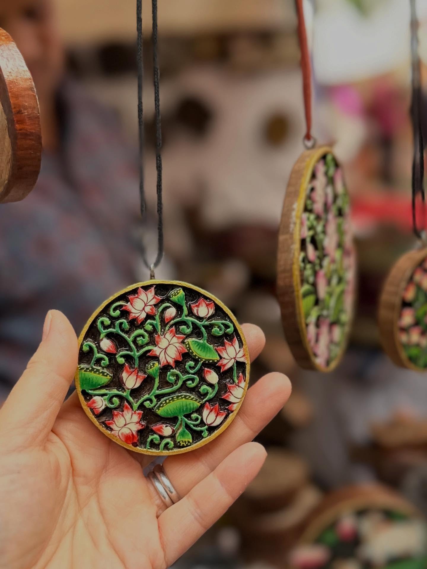 ウィンドチャイム、マクラメ編み、テキストの画像のようです