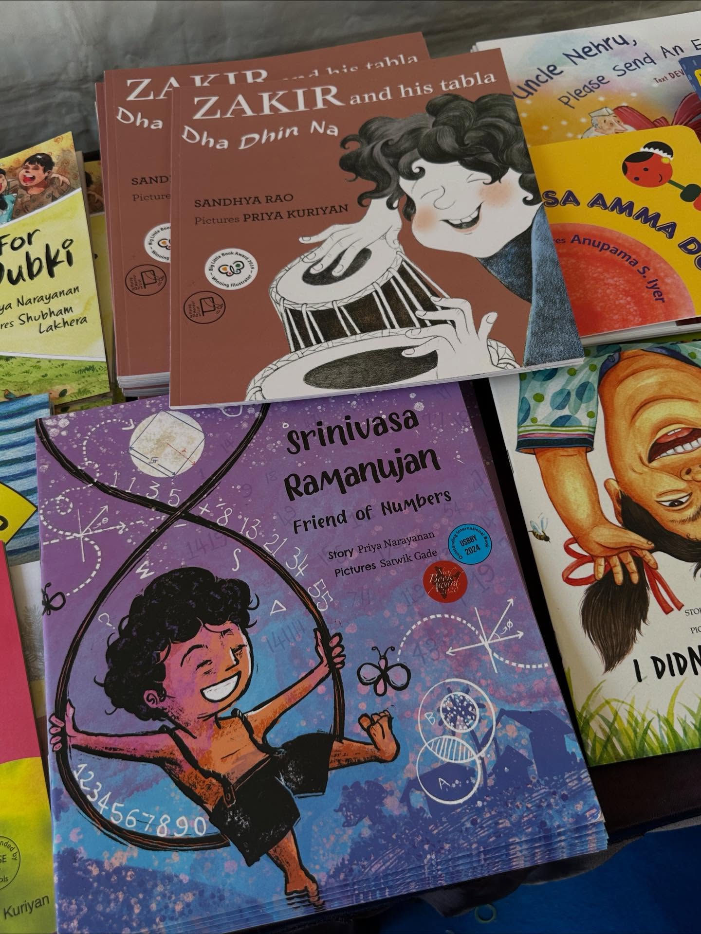 ‎、「‎Nehru, send ไทร์ DEN An E ZA ZATTR T 。ie hietahla tahla Dha ZAKIR and his tabla uncle please Dha Dhin Na PAMes COS ubki For ya Narayanan Shubham es Lakhera AMMA Anupama S.Iyer ت 1135 Srinivasa® RaManujan Numbers FriendofNumbers Friend S 55 SIC DIDA 1ose 1234567890‎」というテキスト‎の画像のようです