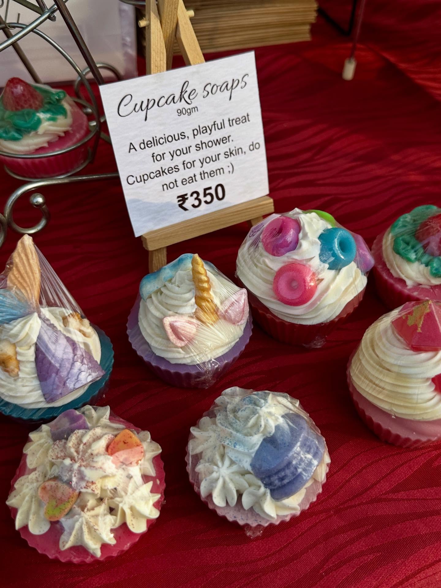 カップケーキ、、「Cupcake 90gr soaps 90gm Adelicious, A playful treat for your Cupcakes not for eat them Cupcakesforyoursk :) your shower. skin,do do ₹350」というテキストの画像のようです