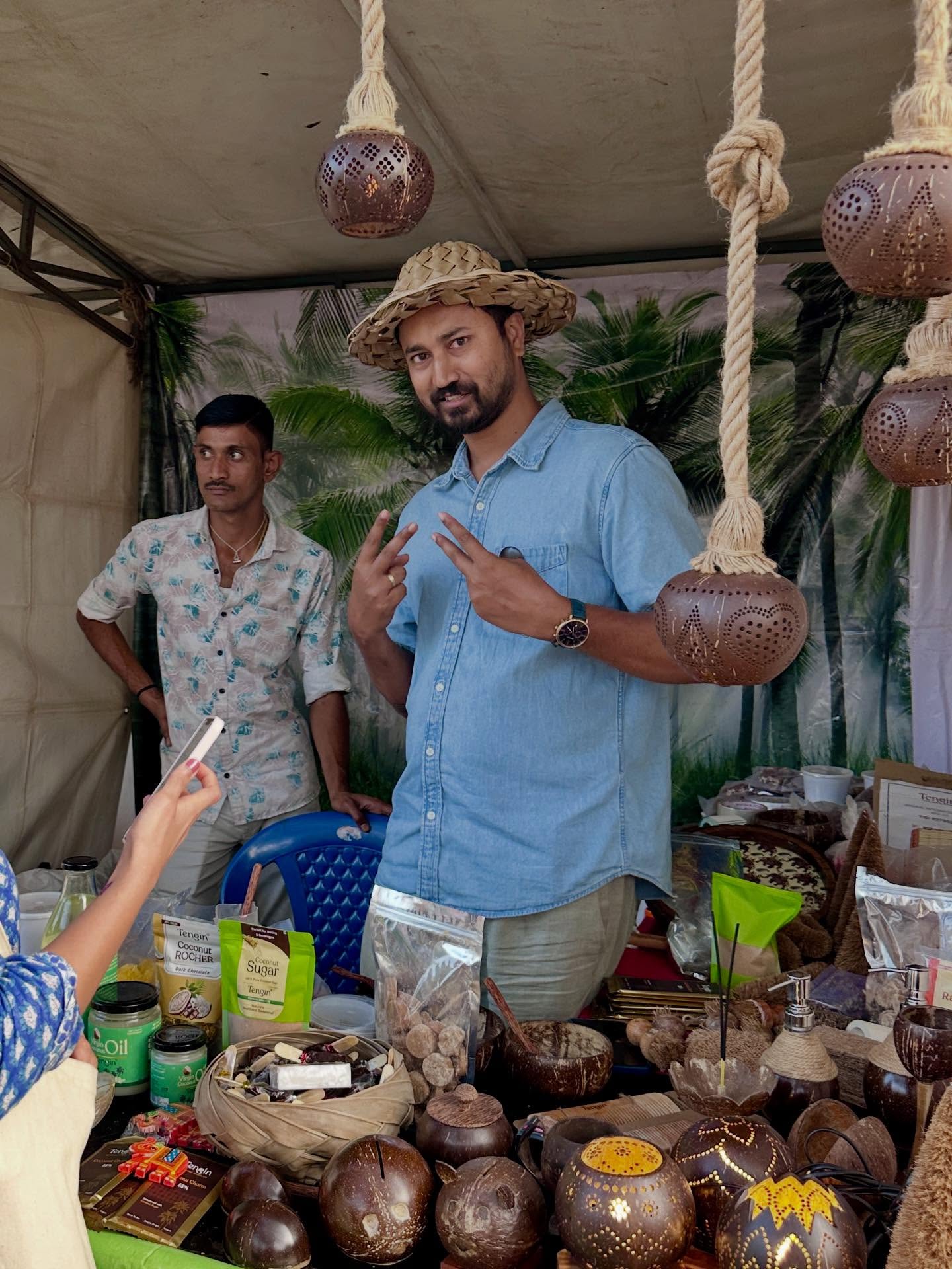 1人以上、ココナッツ、テキストの画像のようです