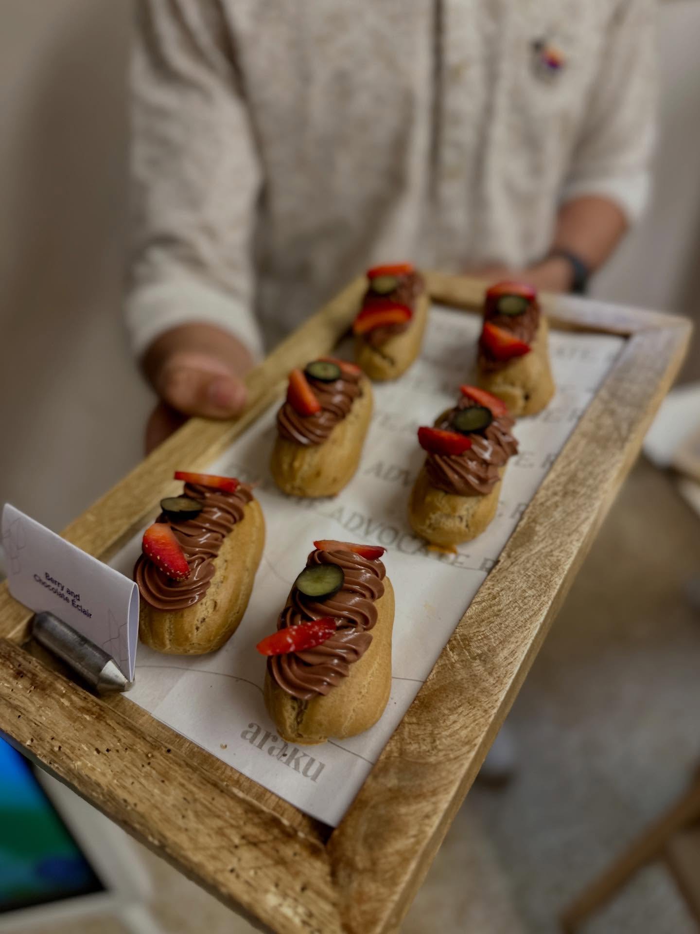 イチゴ、デザート、、「ADVO alaku म Ku」というテキストの画像のようです