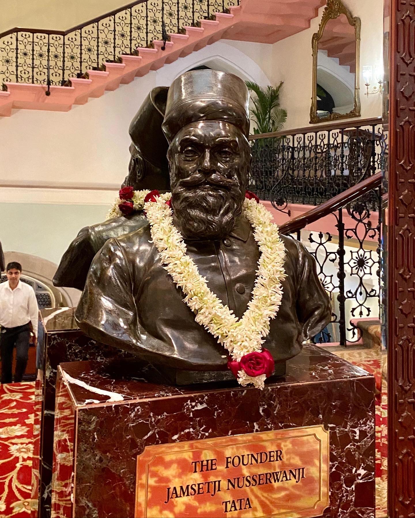 記念碑、寺院、テキストの画像のようです