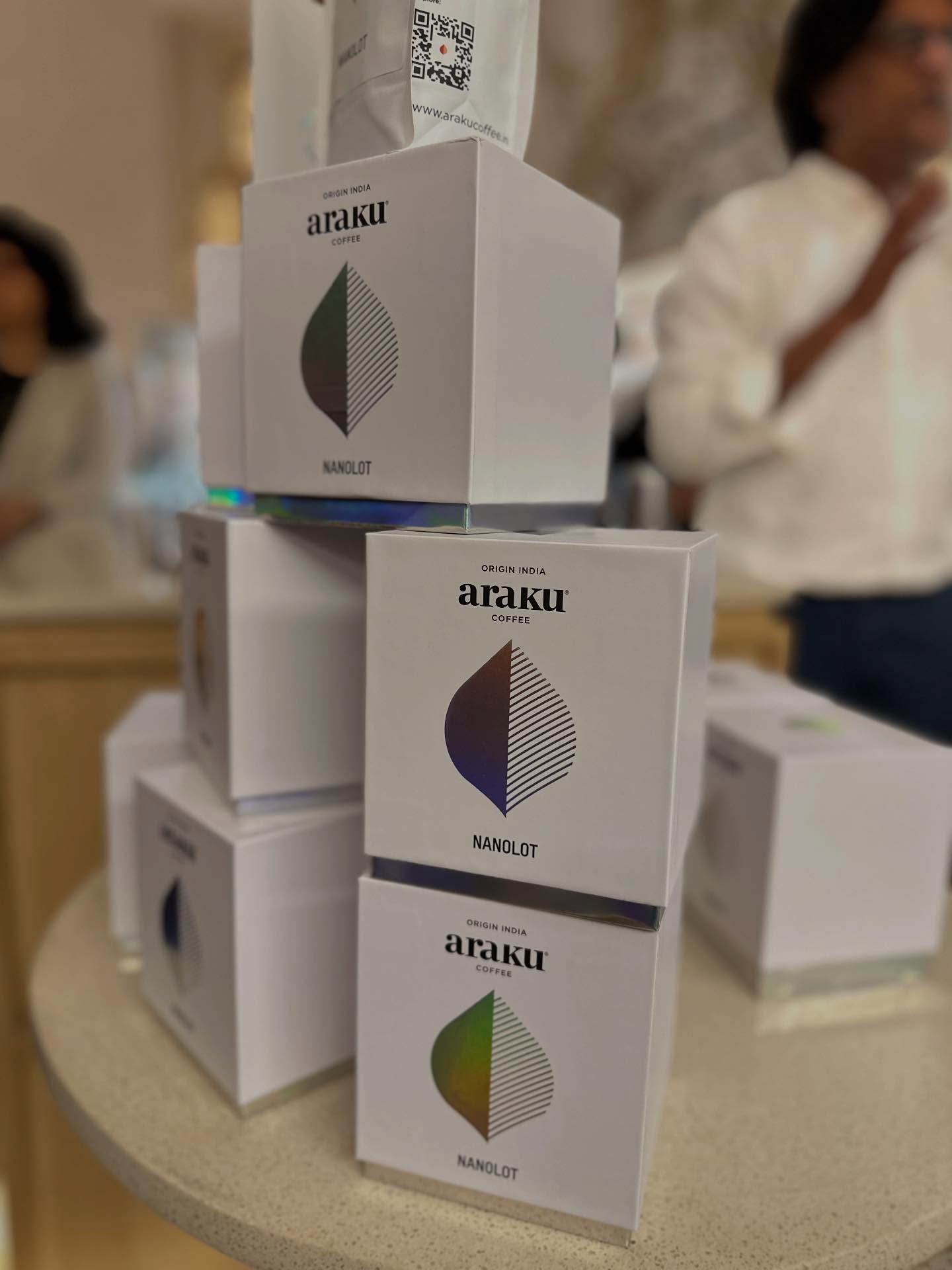 ヘアケア商品、フレグランス、、「wwwarakucfe www.arakucaffe.n SRIGI INDIA araku® COFFET COFFLE NANOLOT DRIGIN NDIA araku® COFFEE COFFEE NANOLOT OT ORIGIN NDIA NOU araku araKи Kи COFFER NANOLOT OT」というテキストの画像のようです