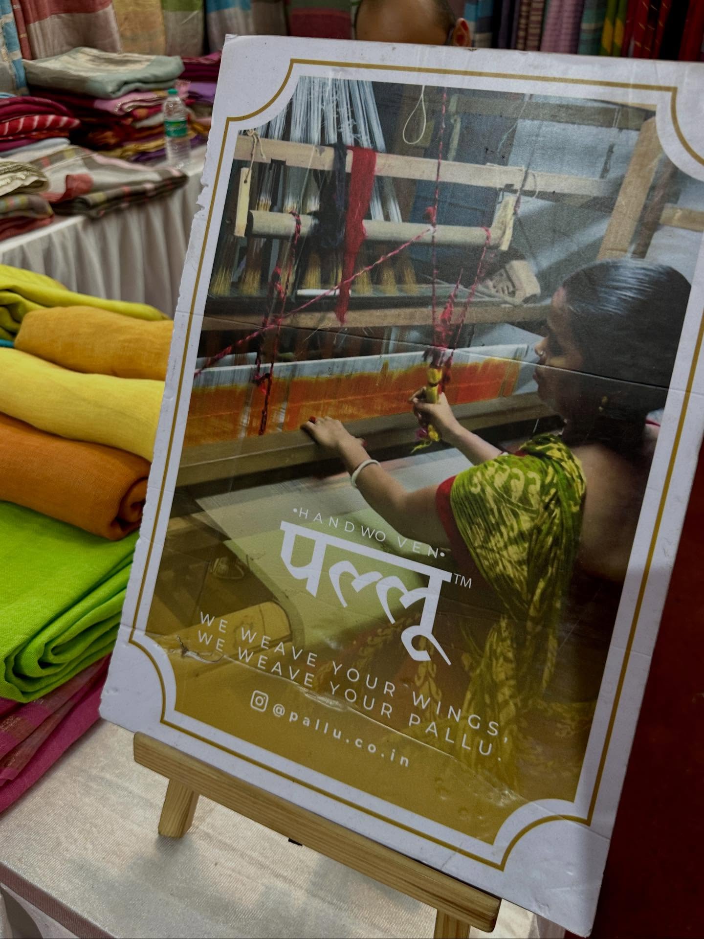 、「N HAND H wo HANDWOVEN• VEN. VEN TM W E W पर्ल A WEWEAVE W WEWEAVE WE E E WEAVE O @@pallu.co.in YOUR YOUR PALLU WINGS」というテキストの画像のようです