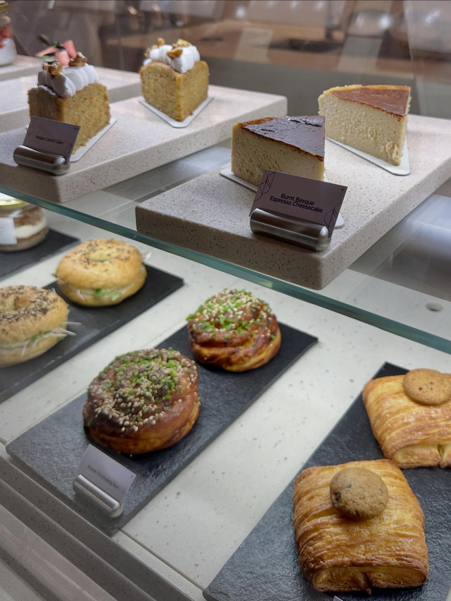 シナモンロール、バーブカ、タルト、ターンオーバーの画像のようです