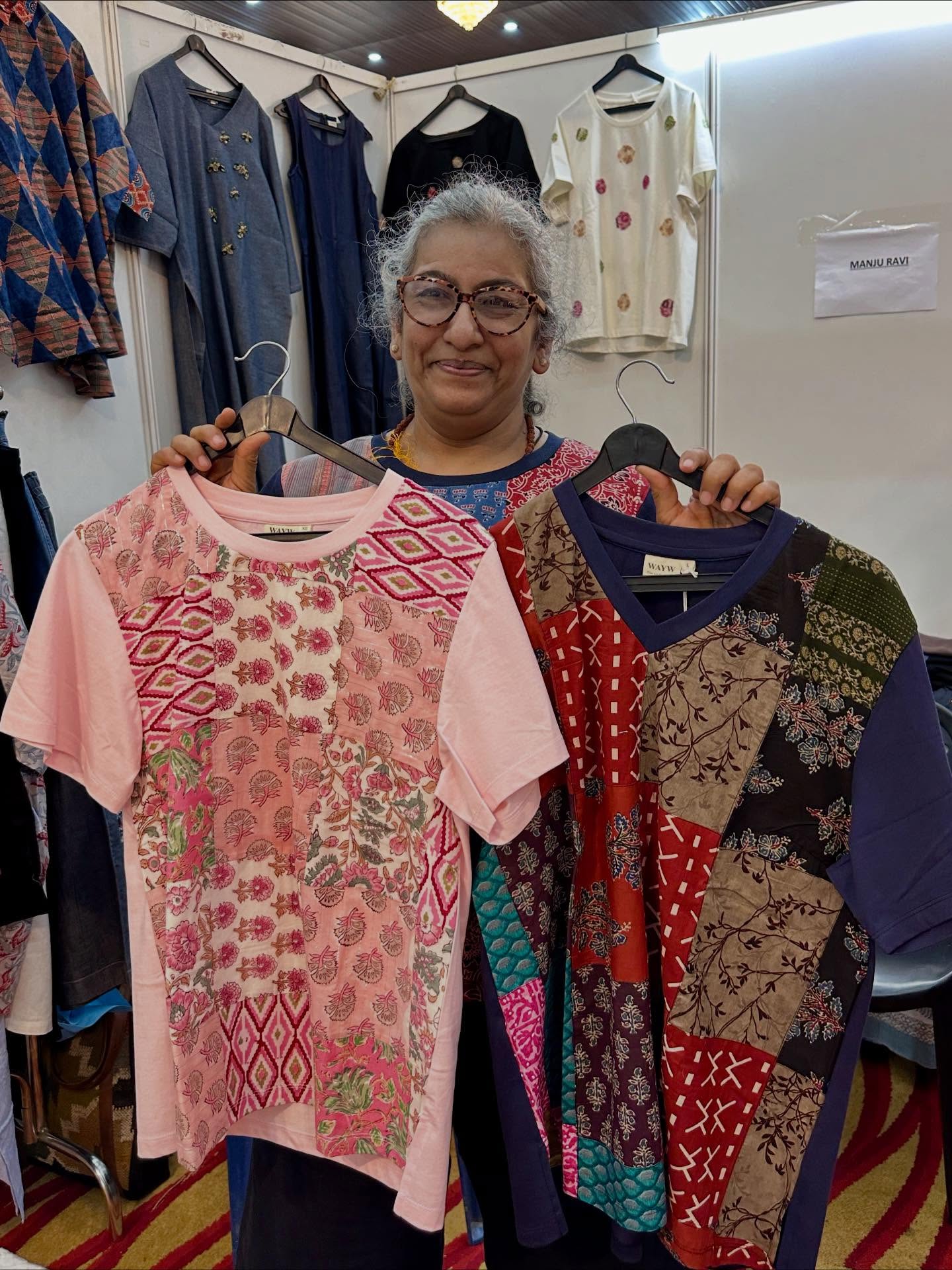 バティックプリントの服、テキストの画像のようです