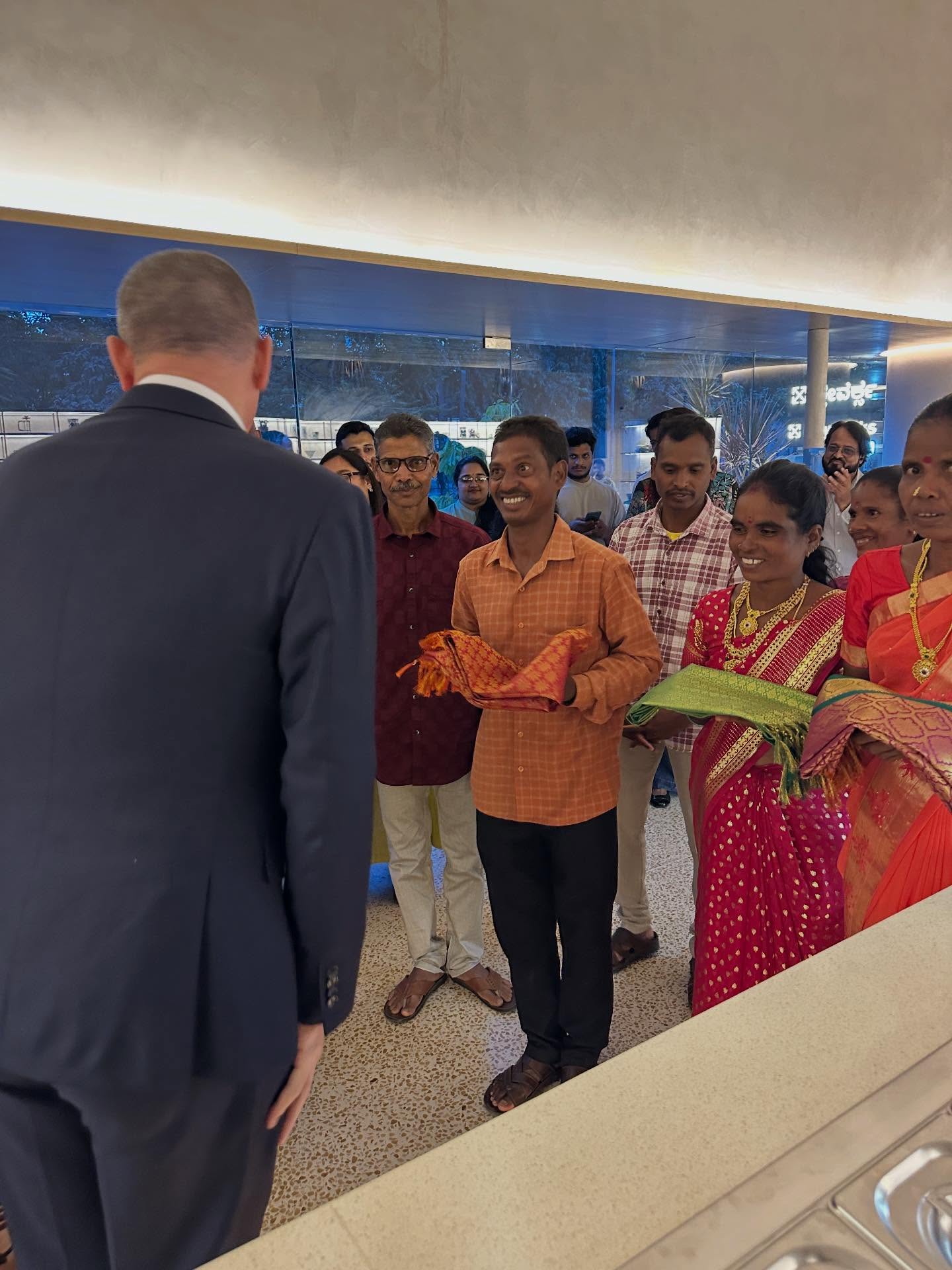 1人以上、スーツ、結婚式の画像のようです