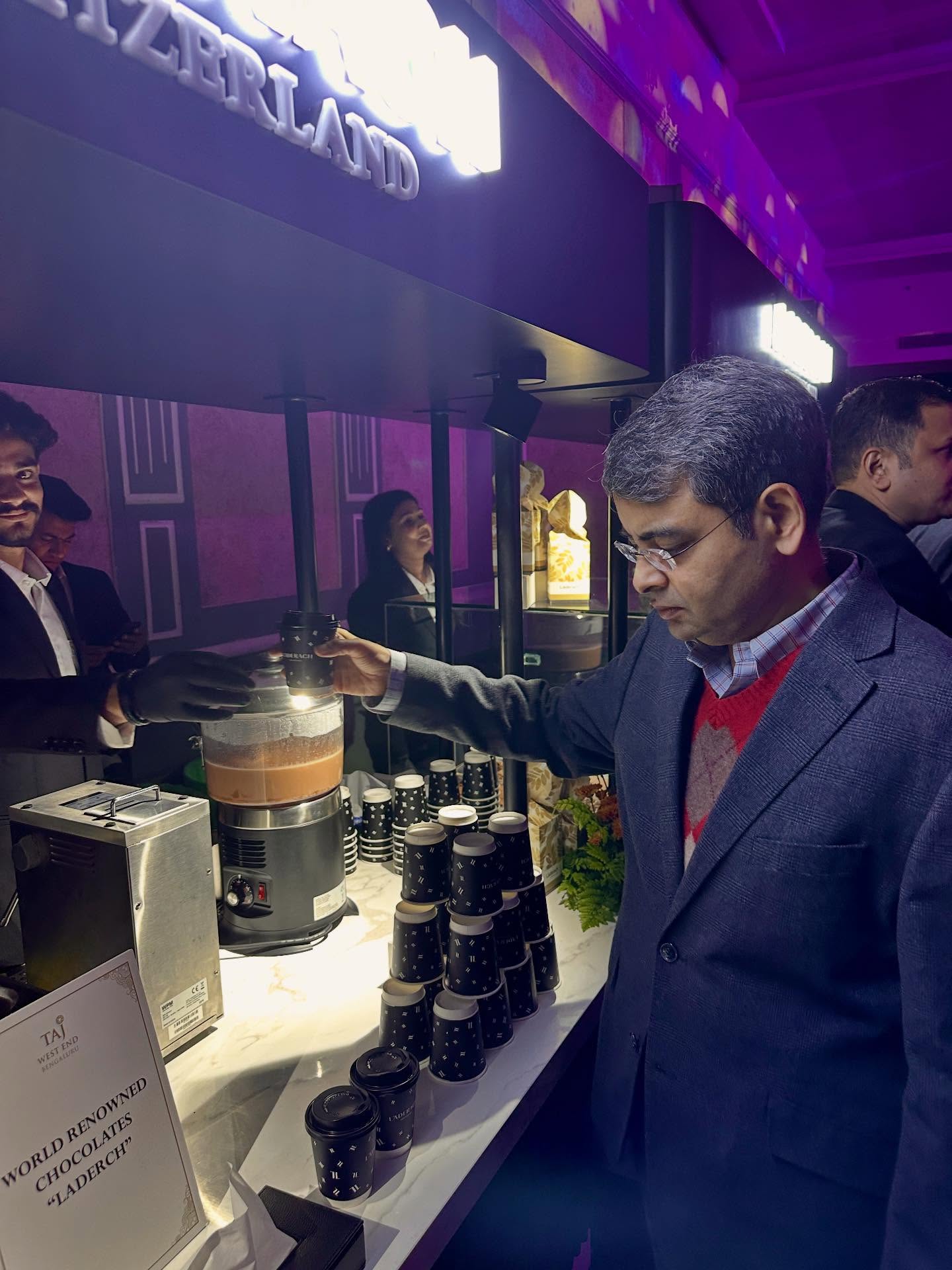 フレグランス、飲み物、ティーメーカー、、「MASTEND TAJ VORLD CHOCOLATES このま ORLDRENOWNED RENOWNED CHOCOLATES CHOLERCH" "LADERCH"」というテキストの画像のようです