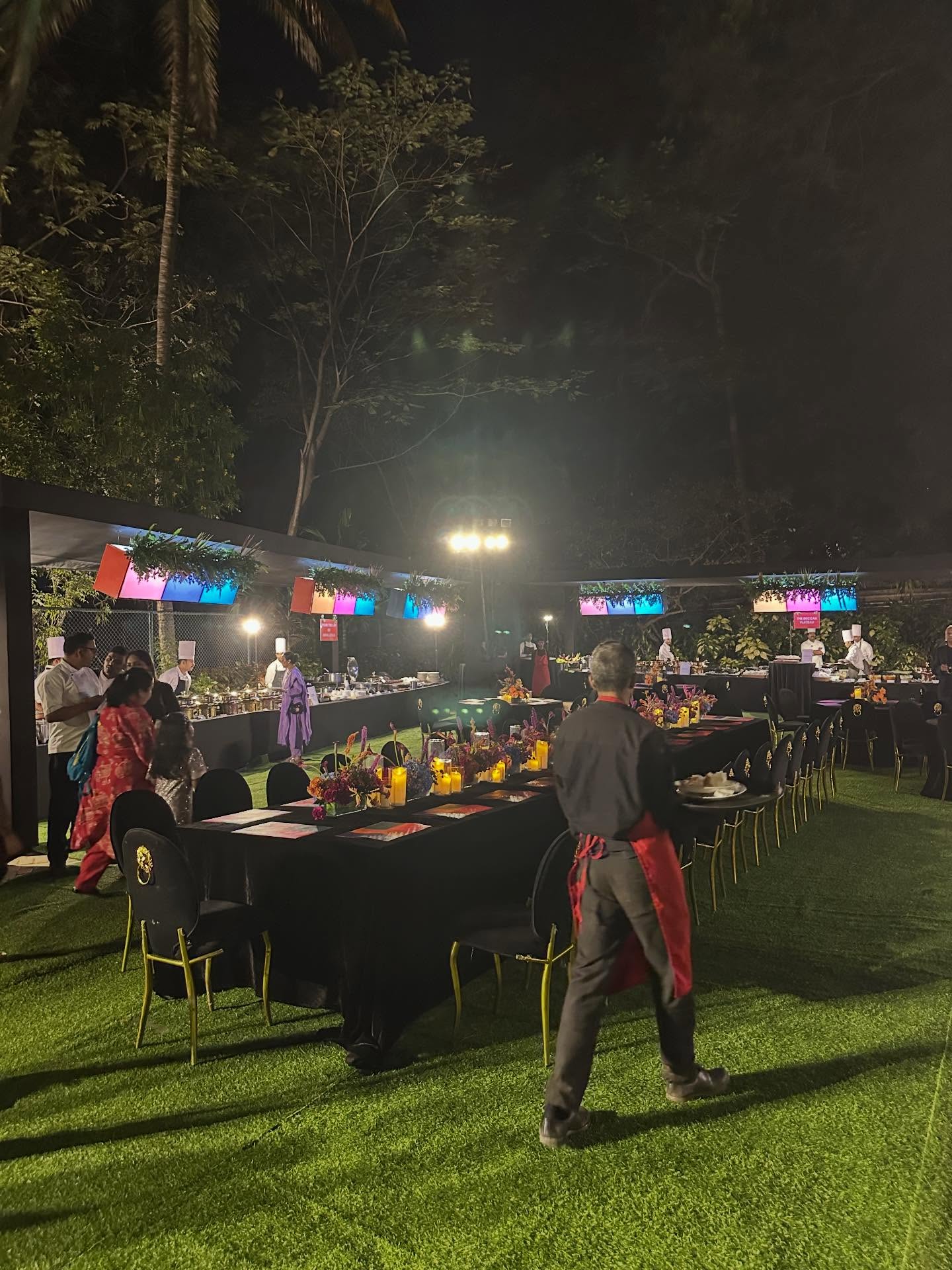 照明器具、サクソフォンの画像のようです