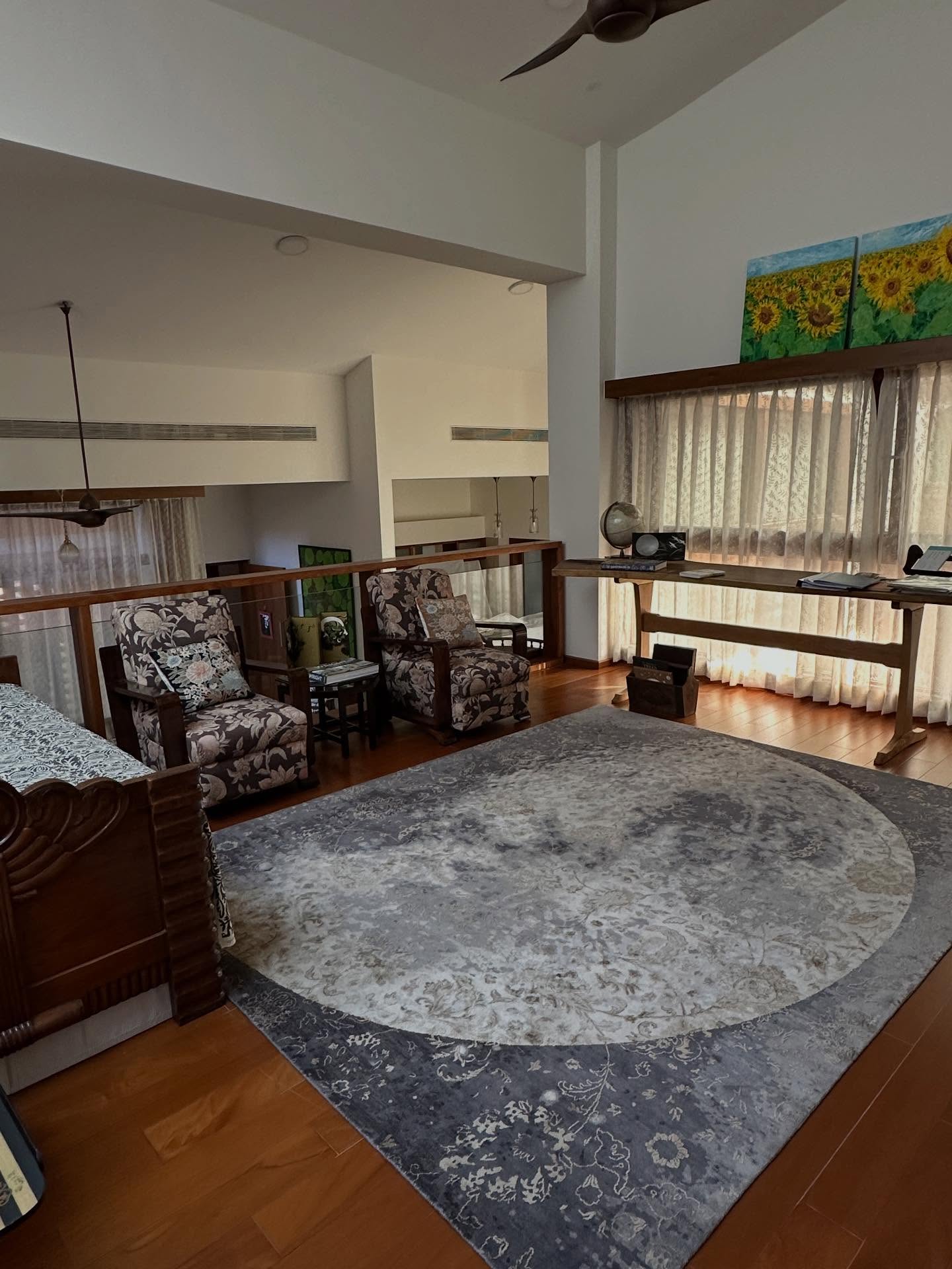 屋内、リビングの画像のようです