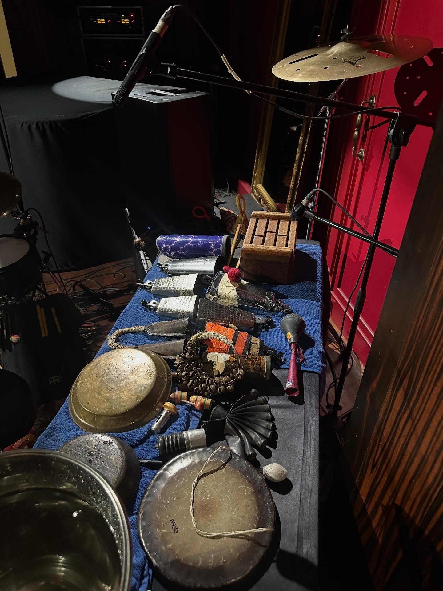 シンバル、テキストの画像のようです