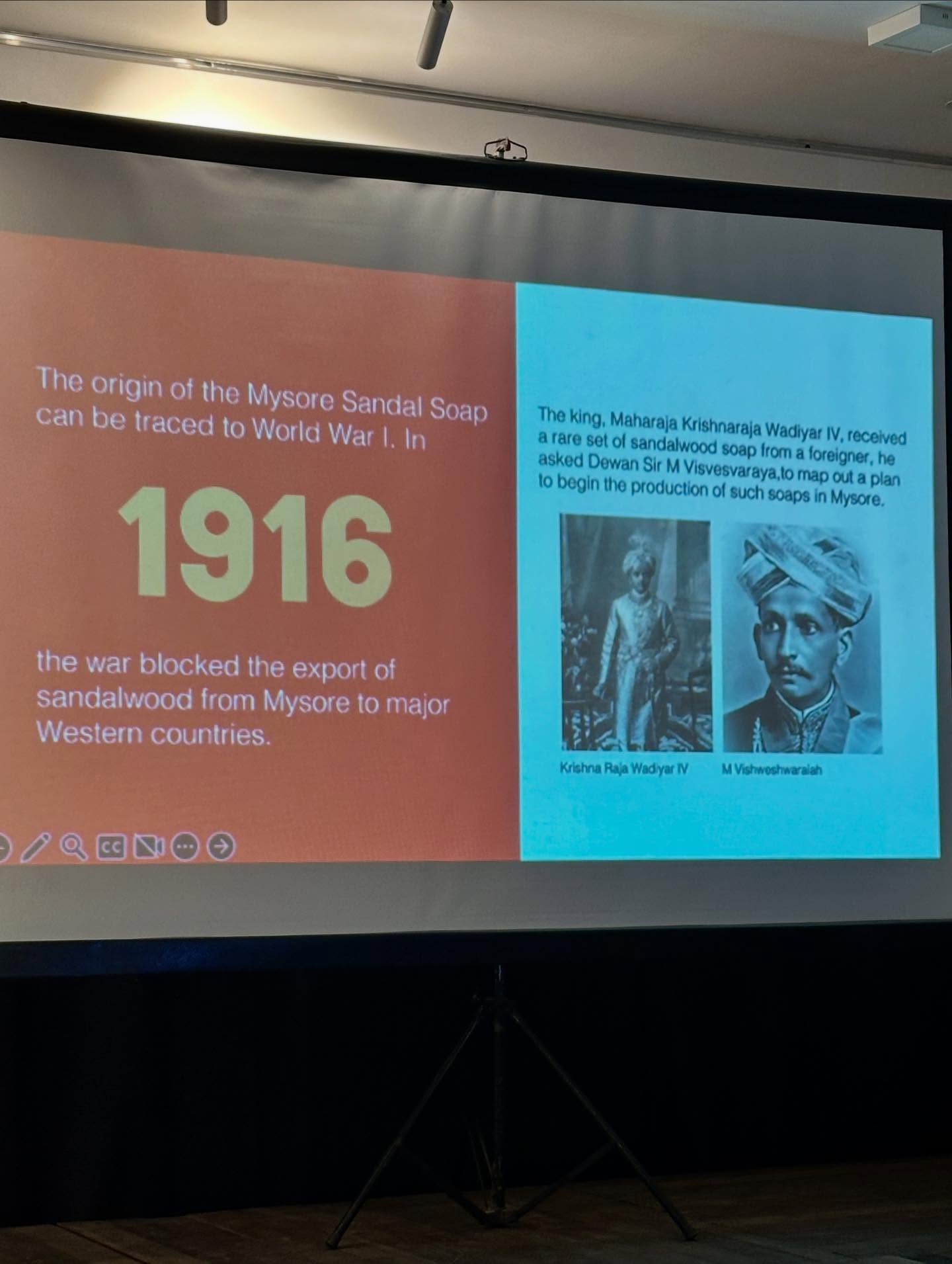 、「The origin of the Mysore Sandal Soap can be traced to World War 1. In 1916 the war blocked the export of sandalwood from Mysore to major Western countries. The king, Maharaja Krishnaraja Wadiyar ۷۷ recelved arare set sandalwood soap Tdtesetcisandaecdsopfm roma foreigner he asked astedDewansSrMVspesn/omabroge Dewan MVisvesvaraya,tomapauta to begin the production 0 such soaps in Mysore. plan Krishna Raja KitraRpaWadyarMV WadyarV MVishwoshwaralah」というテキストの画像のようです