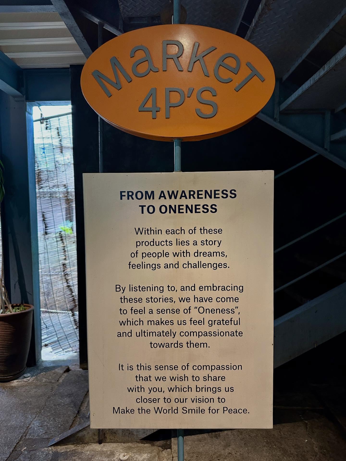 地図、、「MaRKeT 4P'S FROM AWARENESS to ONENESS Within each of these products lies a story of people with dreams, feelings and challenges. By listening to, and embracing these stories, we have come to feel sense of "Oneness", which makes us feel grateful and ultimately compassionate towards them. It is this sense of compassion that we wish to share with you, which brings us closer to our vision to Make the World Smile for Peace.」というテキストの画像のようです