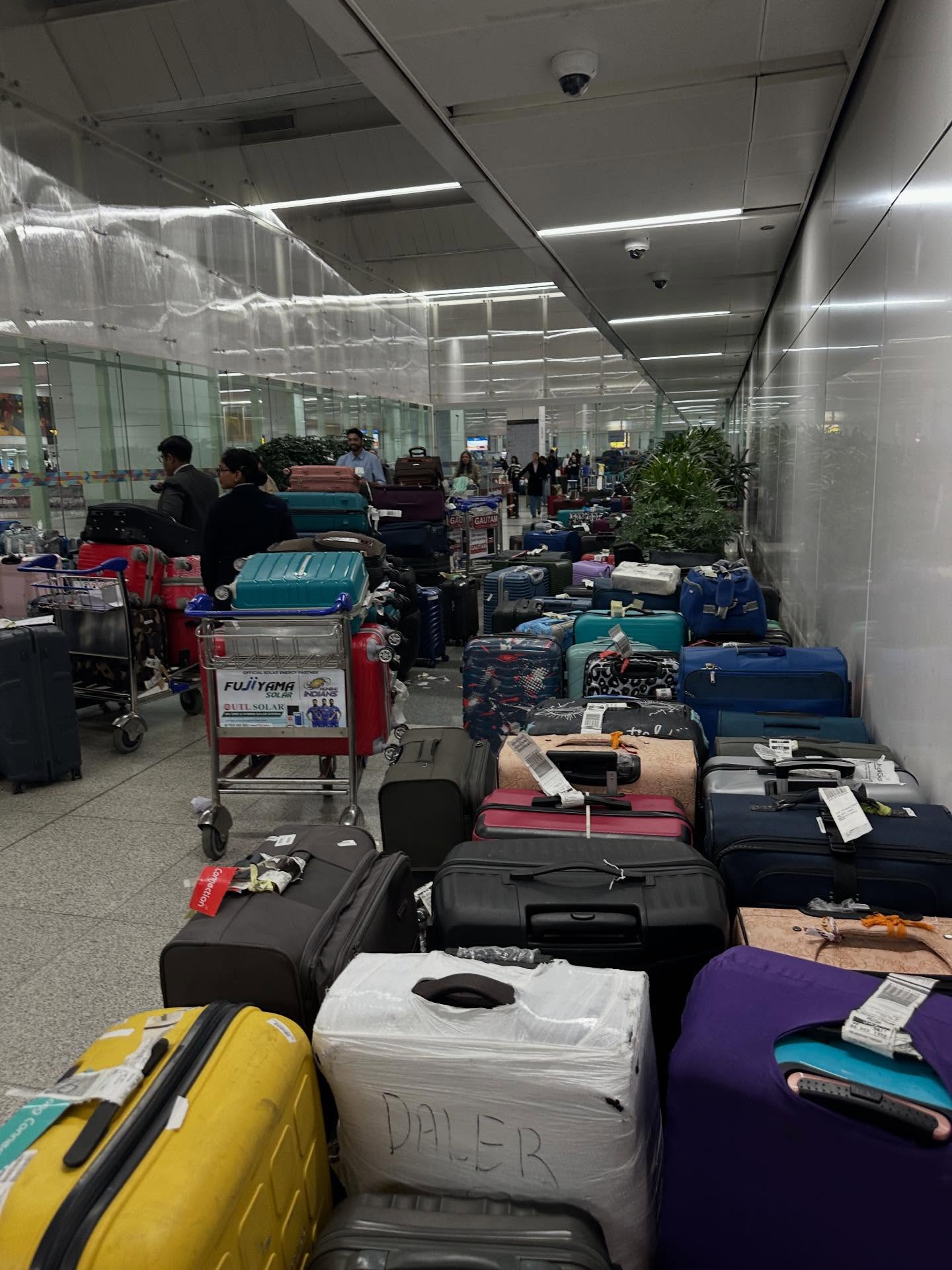 スーツケースの画像のようです