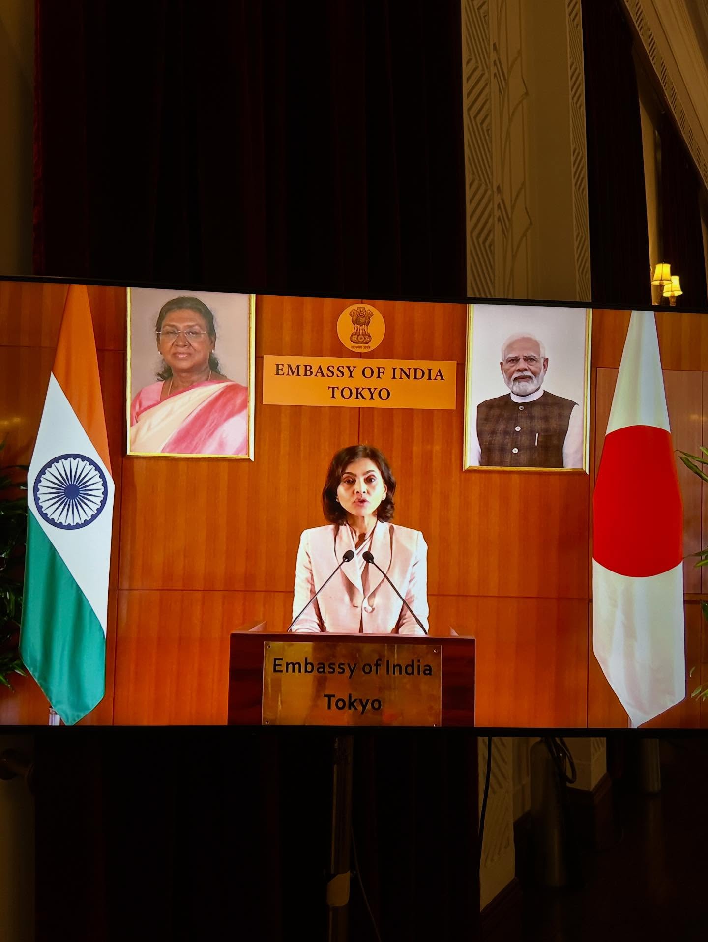 演壇、、「EMBASSY EMBASSYOFINDIA OF INDIA TOKYO Emba Emb」というテキストの画像のようです