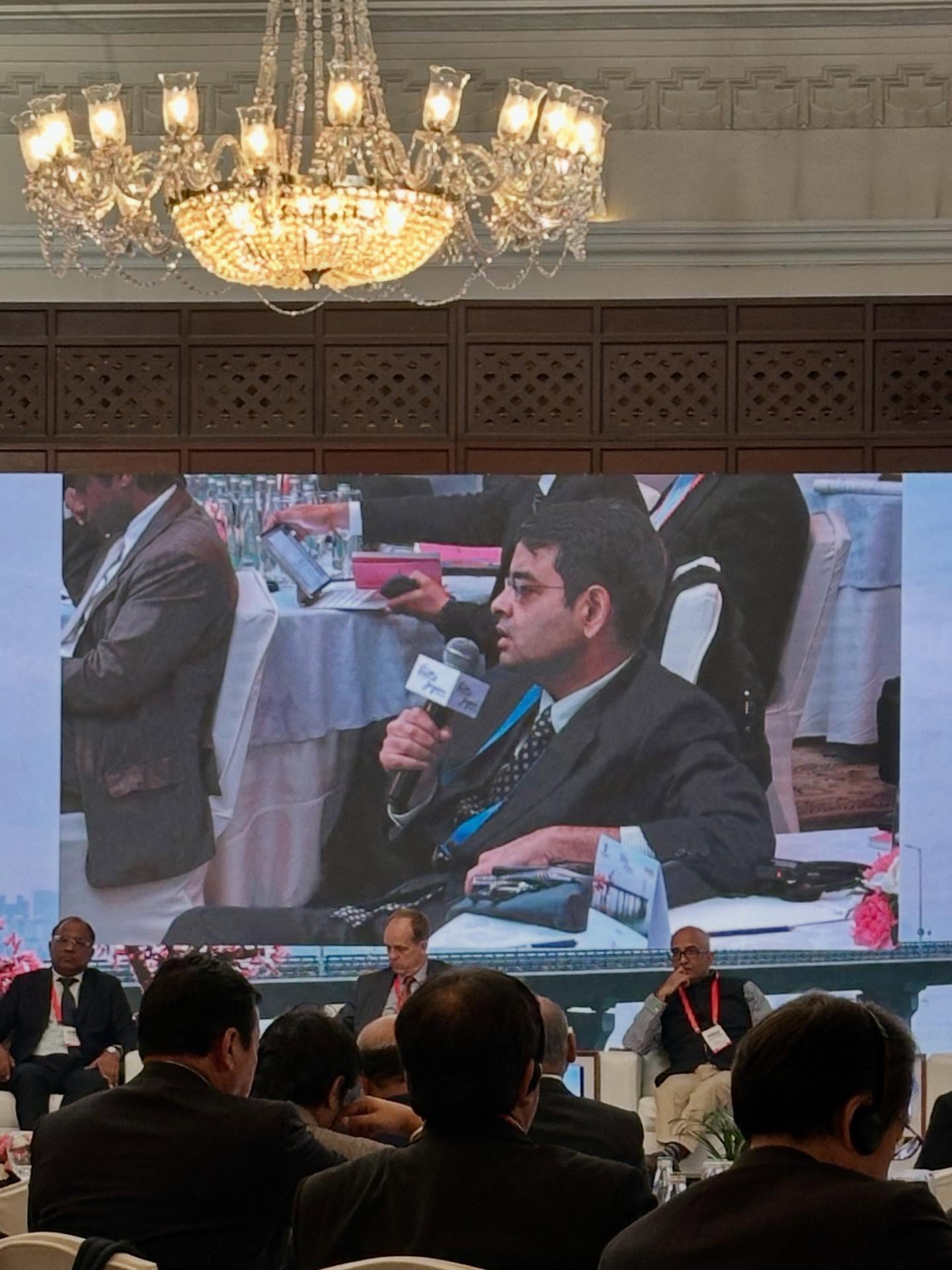 照明器具、演壇の画像のようです