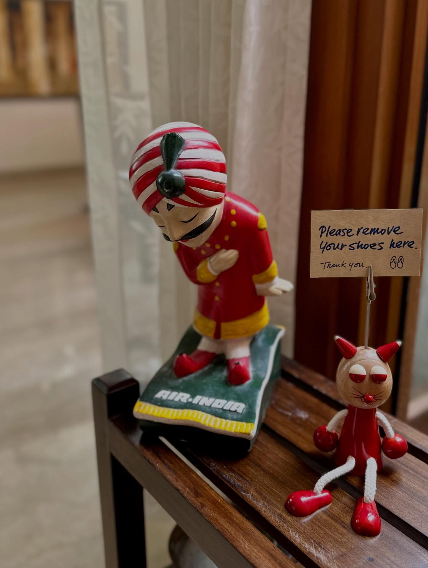 おもちゃ、、「Please Pleaseremove remov yourshoes your TaHKublи ERO AIR-INDIA anmunanu AIR-INOIR AIR INDIA」というテキストのポップアートのようです