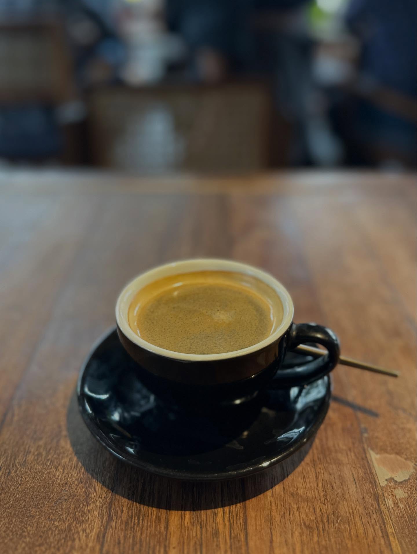 コーヒーカップ、コーヒーの画像のようです