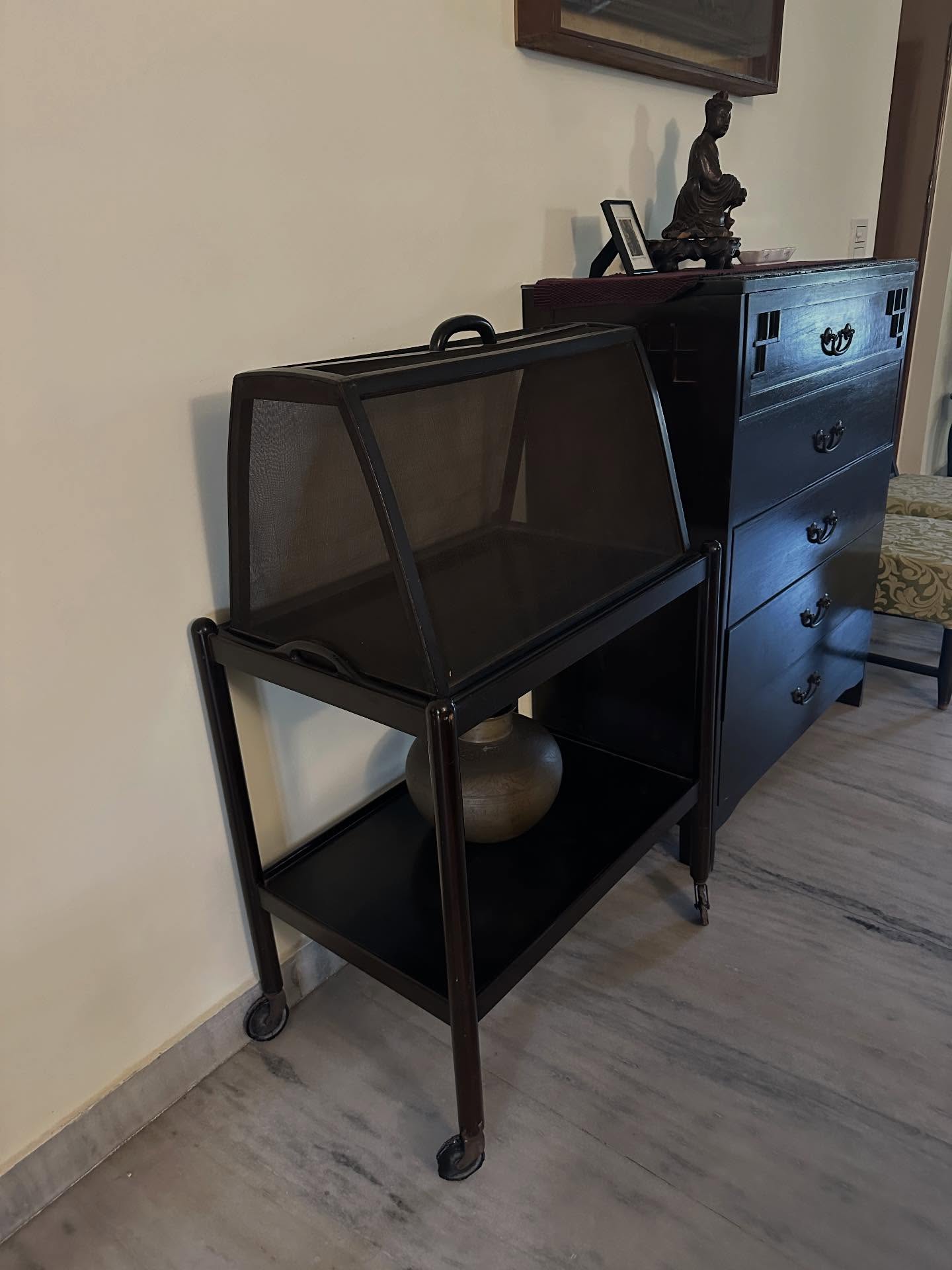 サイドボード、屋内の画像のようです