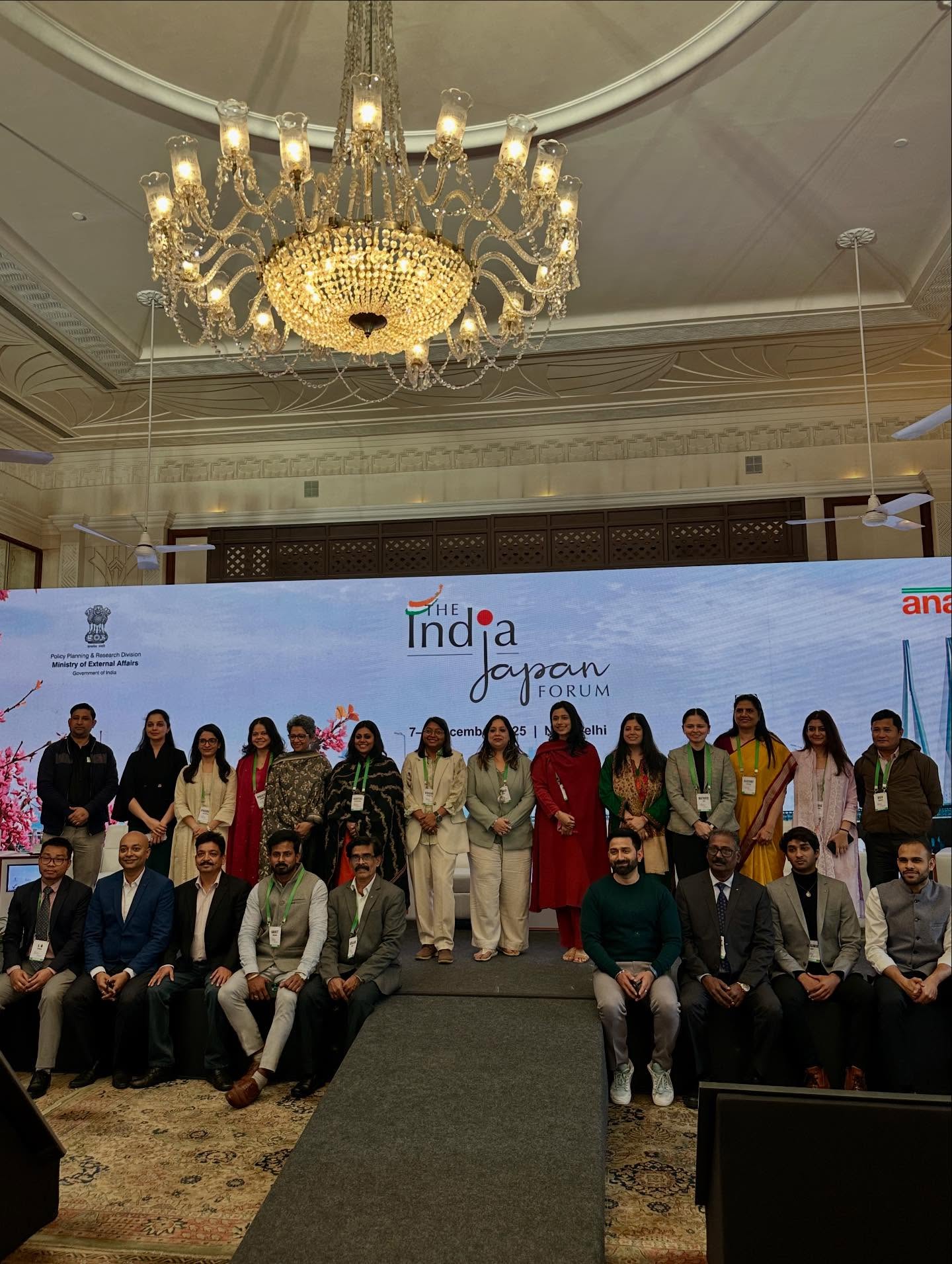 1人以上、照明器具、演壇、テキストの画像のようです