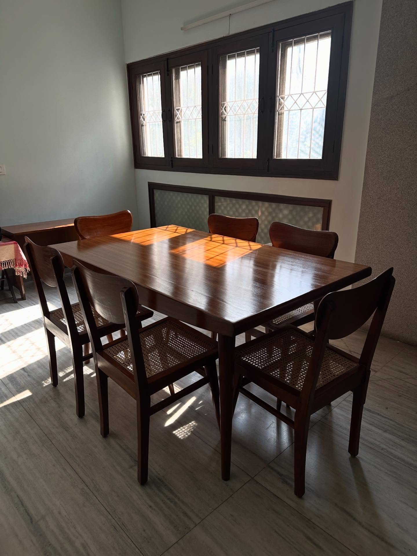 テーブル、屋内の画像のようです