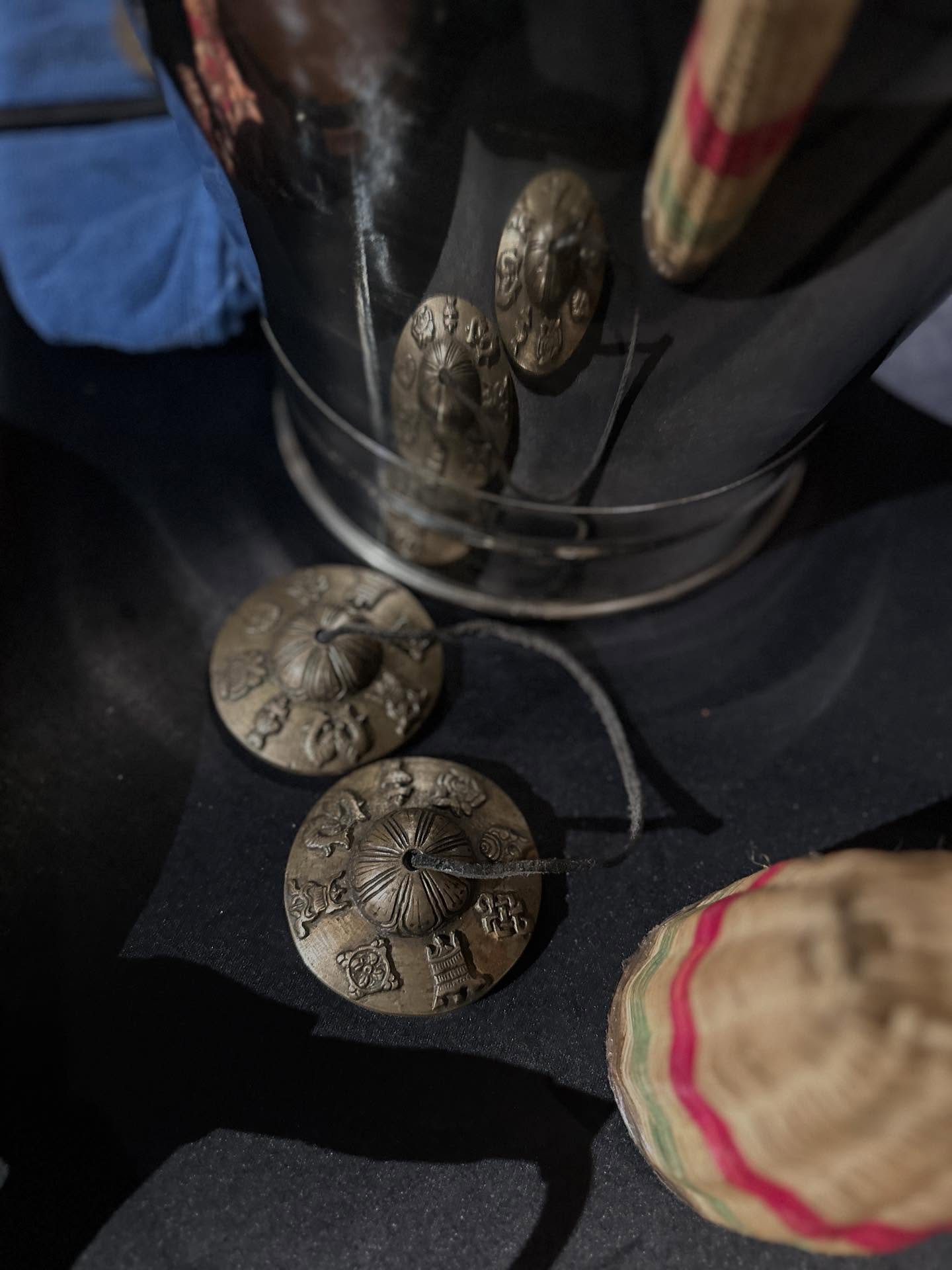 真ちゅう、シンバルの画像のようです