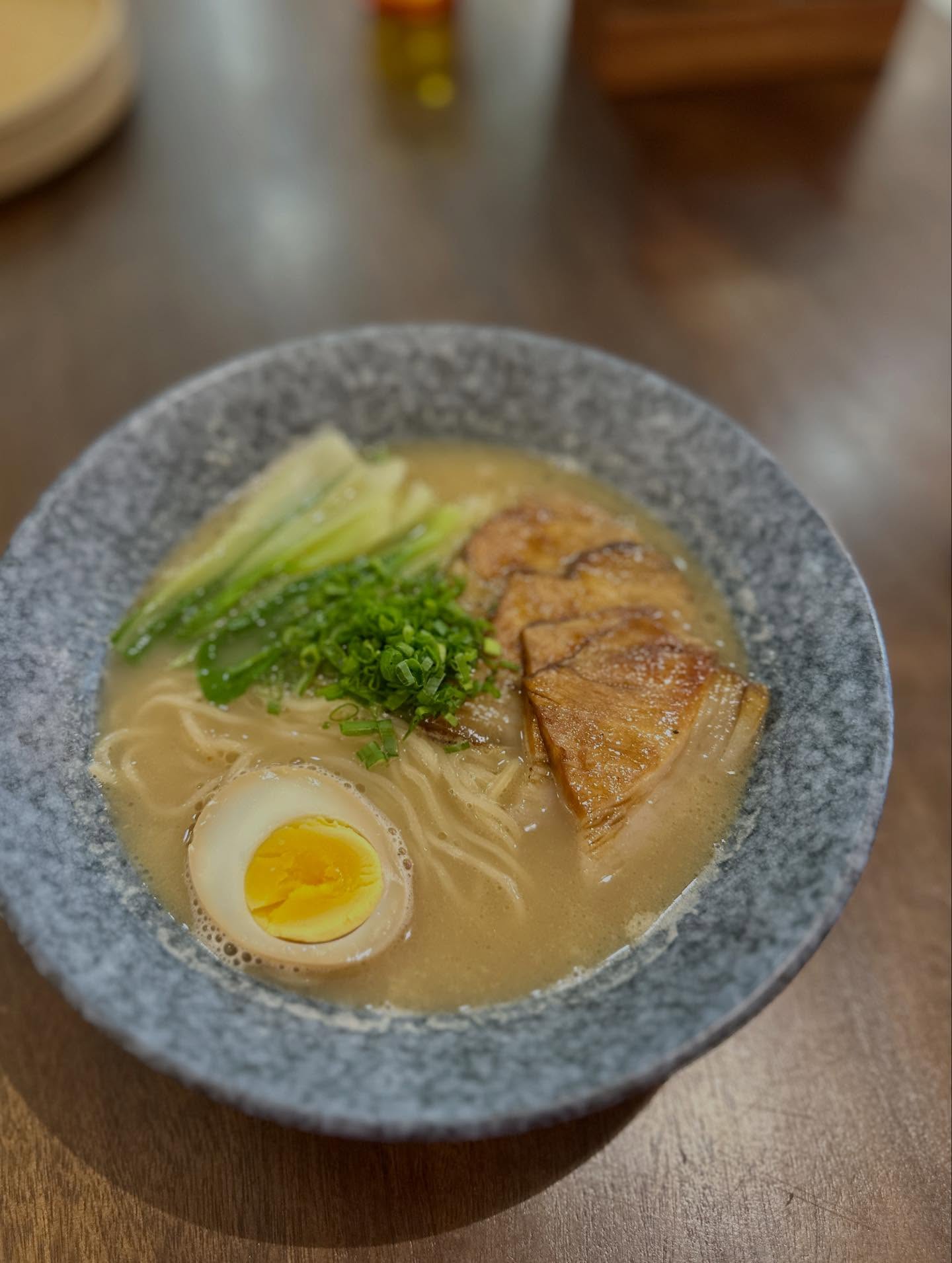 ポーチドエッグ、卵黄、ラーメンの画像のようです